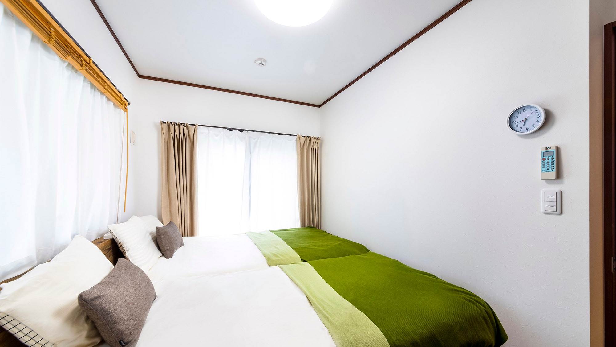 ・ [Bedroom] Equipped with 1 single and 1 semi-double bed. Can be used by sticking together