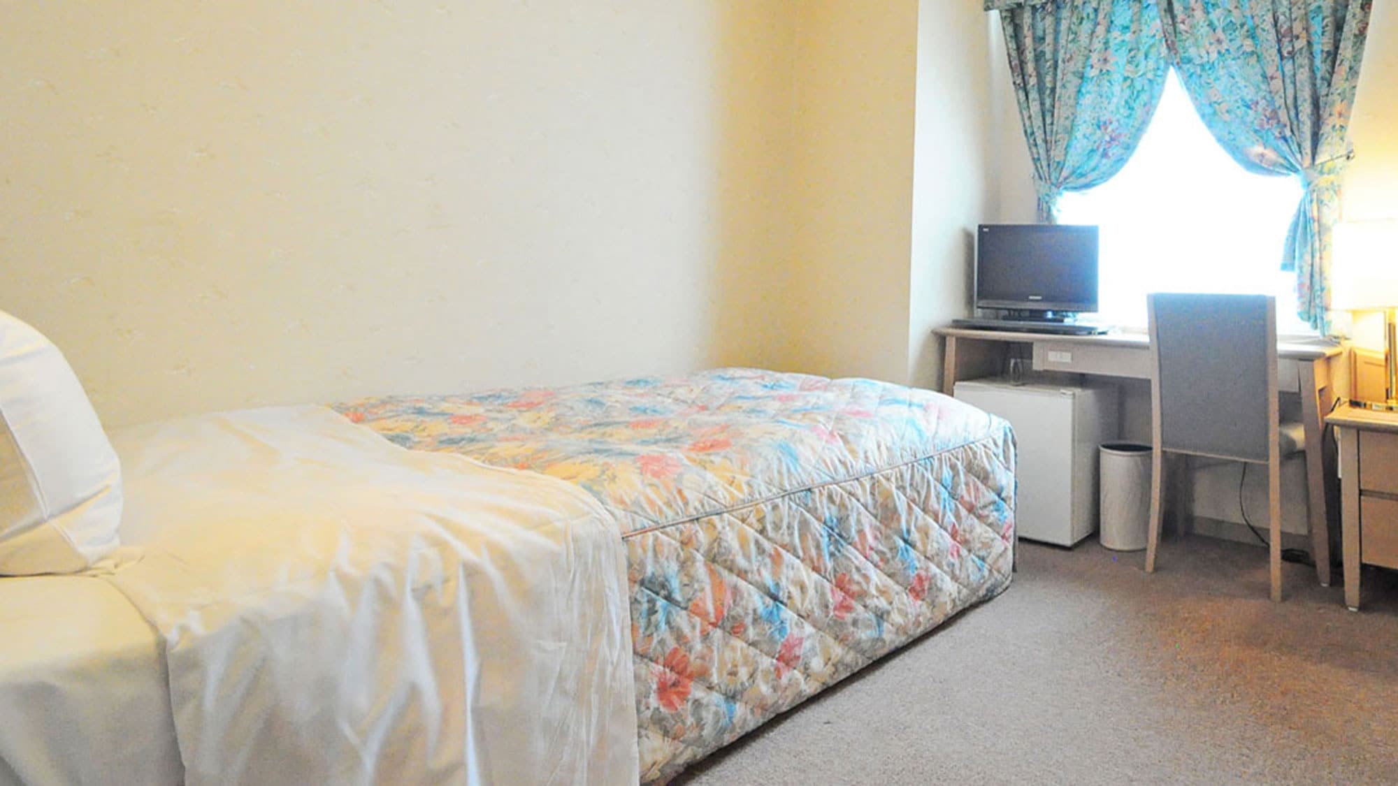 [Single] All rooms have windows overlooking the lush forest.