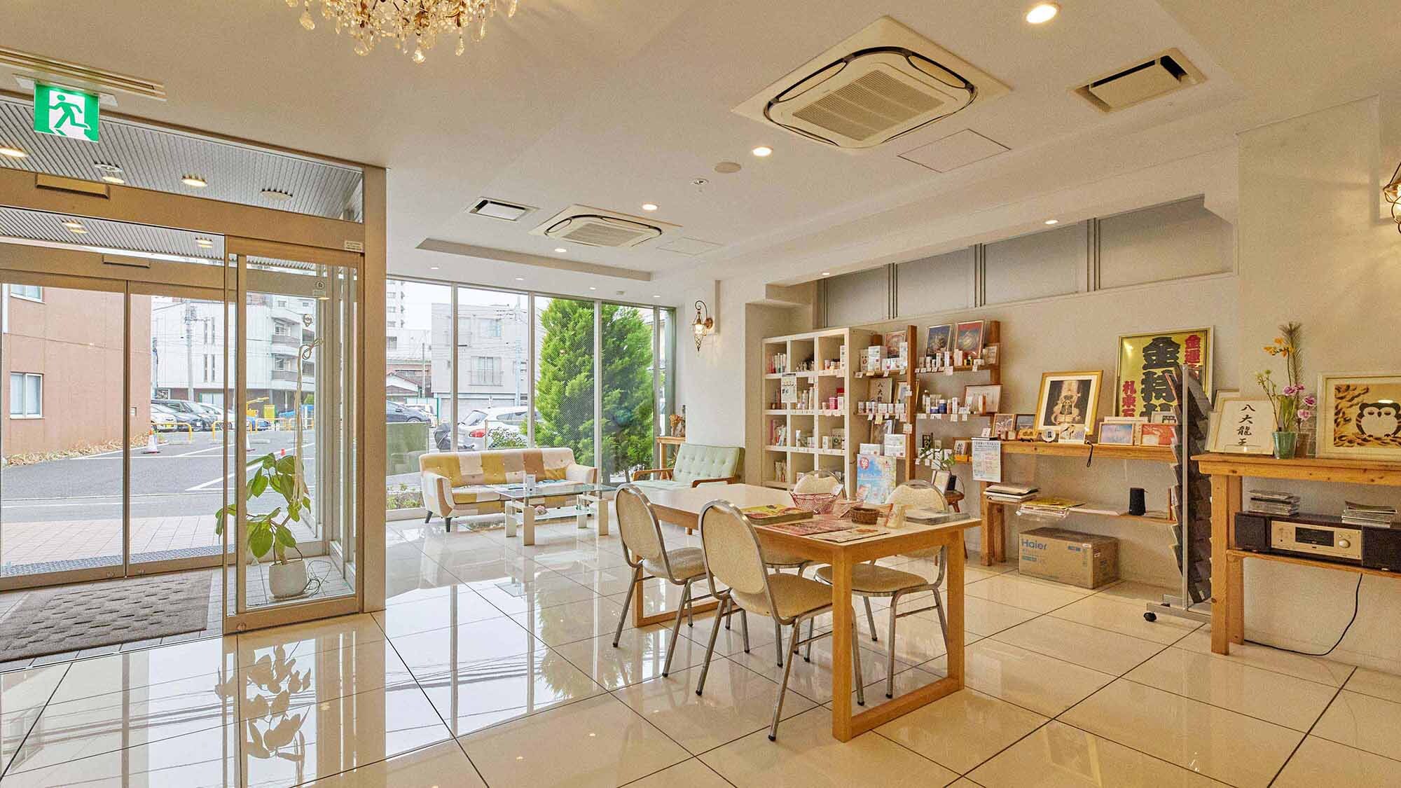 ・[ล็อบบี้] ล็อบบี้ในอาคารใหม่สะอาด สว่าง และกว้างขวางอยู่เสมอ ช่วยให้คุณเริ่มต้นการเข้าพักได้อย่างสะดวกสบาย