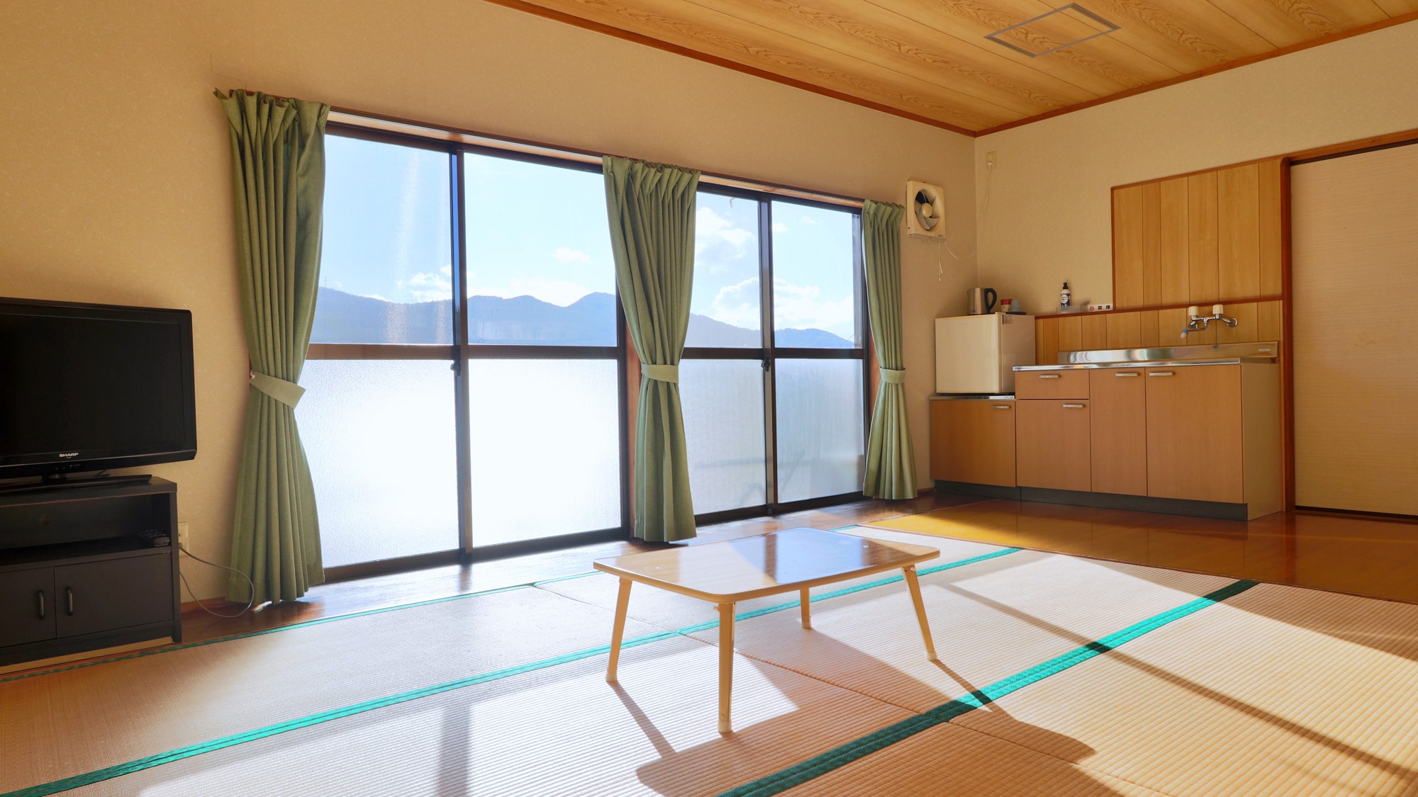 [Guest Room] 1st Floor Japanese-style room (6 tatami mats) with bathroom and toilet.