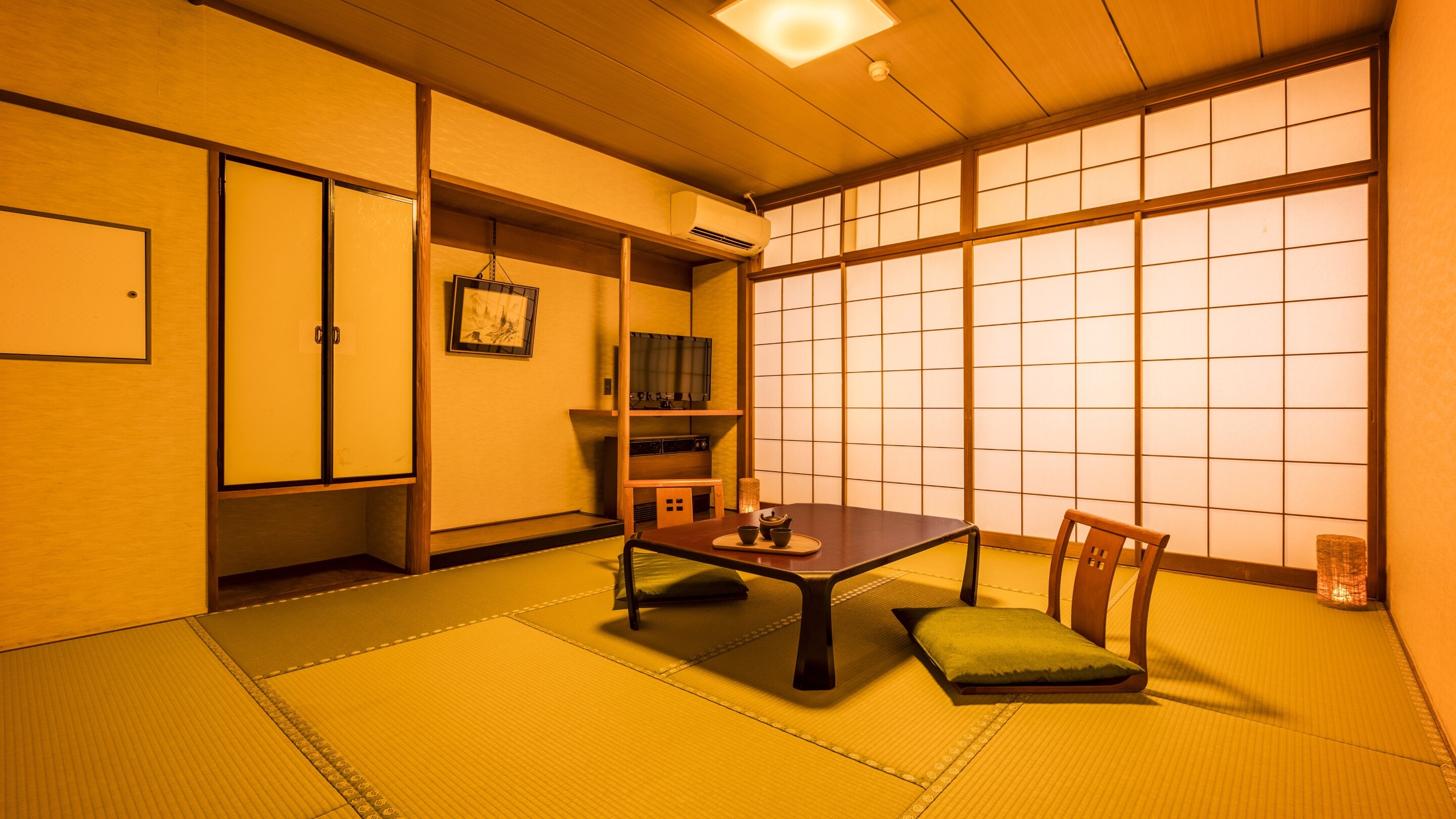Standard Japanese-style room *An example of a guest room