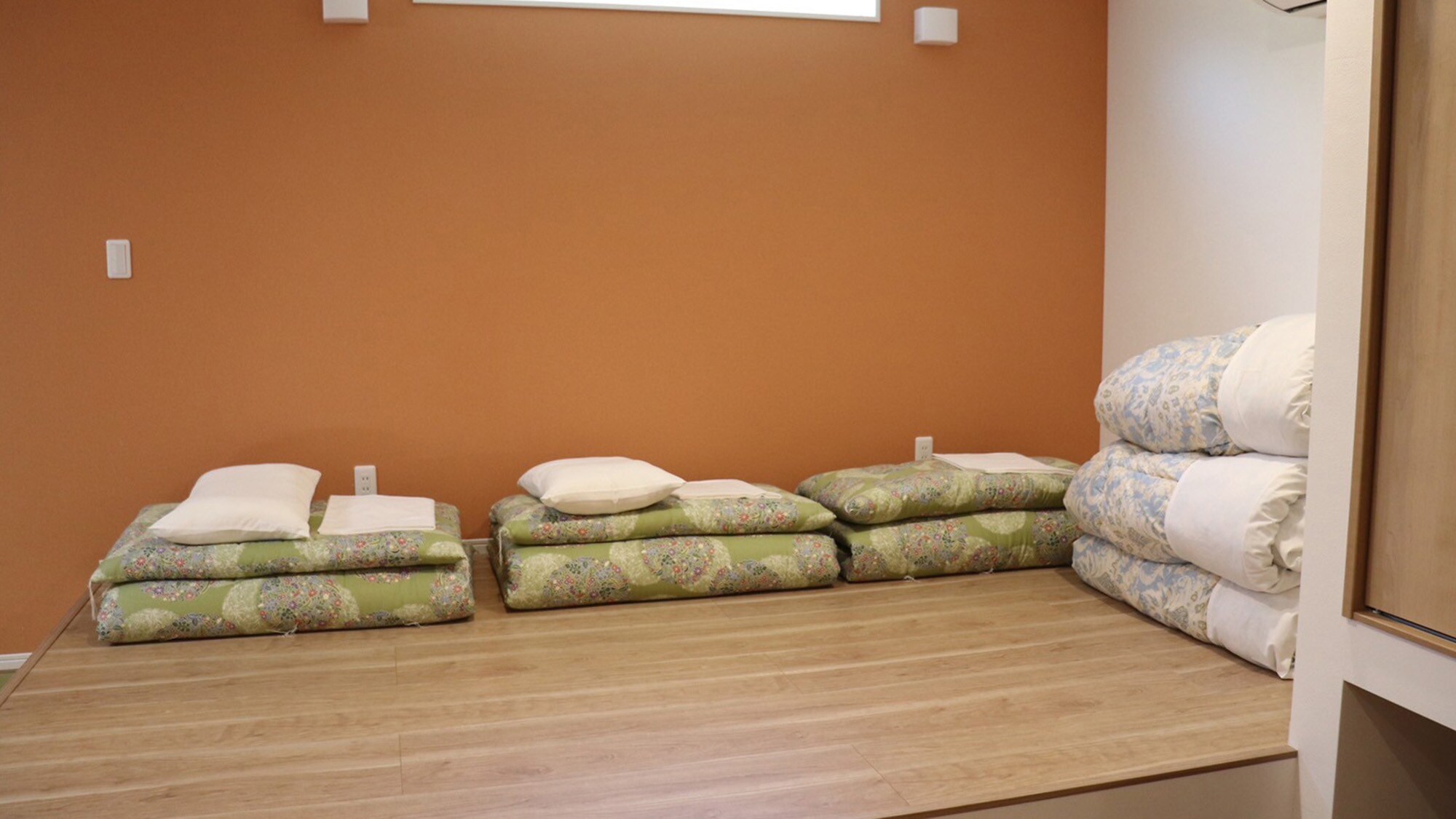 ・[Kamar Tamu/Rosemary] Ada tiga futon di lantai yang ditinggikan. Rasakan serunya perjalanan sekolah