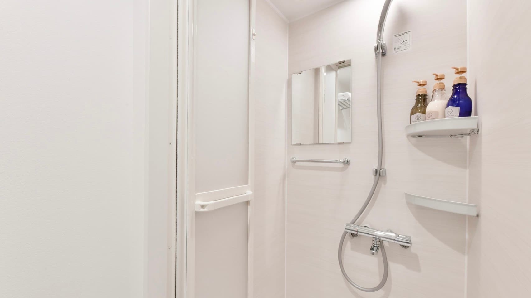 [Shower Booth Single Room] This is a room type with only a shower and no bathtub.