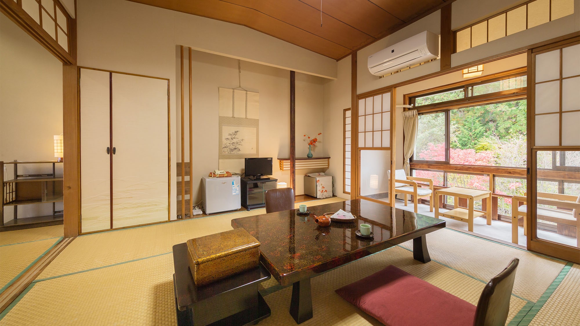 ・ [Annex Japanese-style room 8 tatami mats + 6 tatami mats] A room with a lot of retro feeling that feels nostalgic for the Showa era