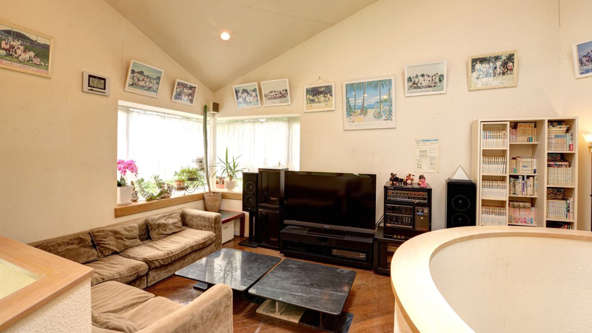 *Lounge: You are free to use the lounge space on the second floor, where you can watch TV, read manga, etc.