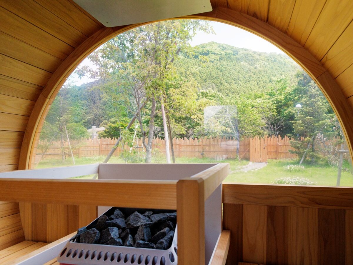Dome tent, barrel sauna, window