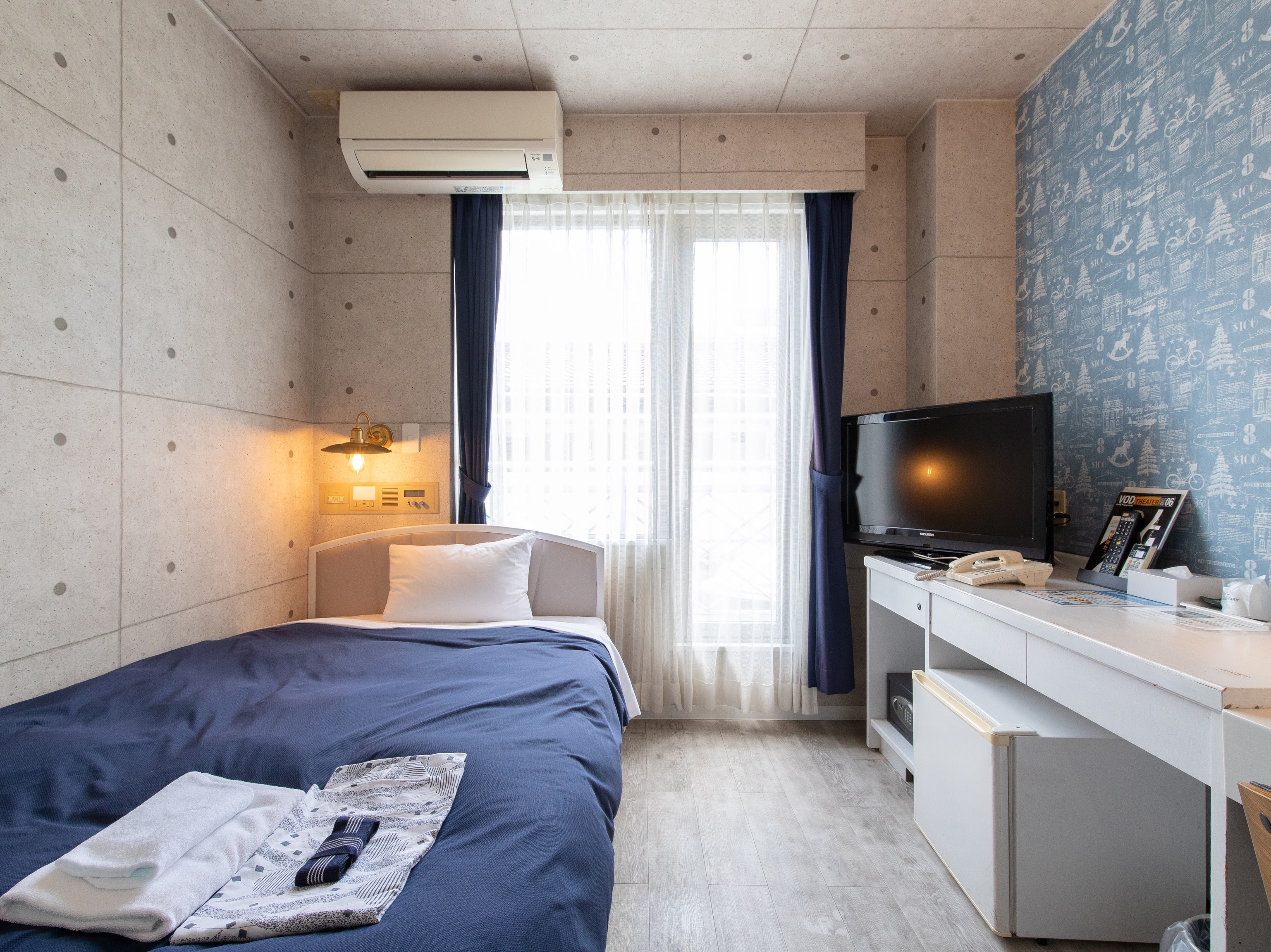[Kamar semi-double bebas rokok]