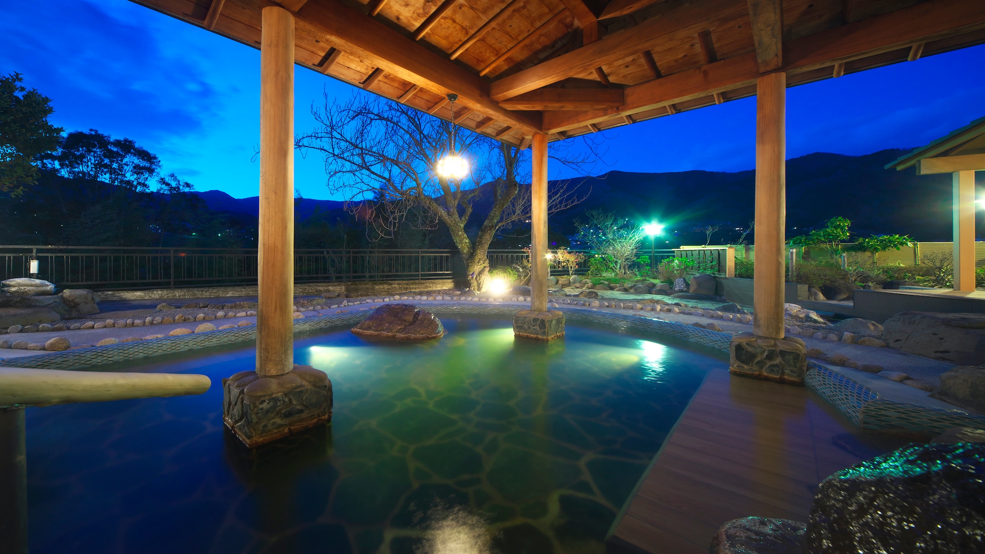 Open-air bath moon poem