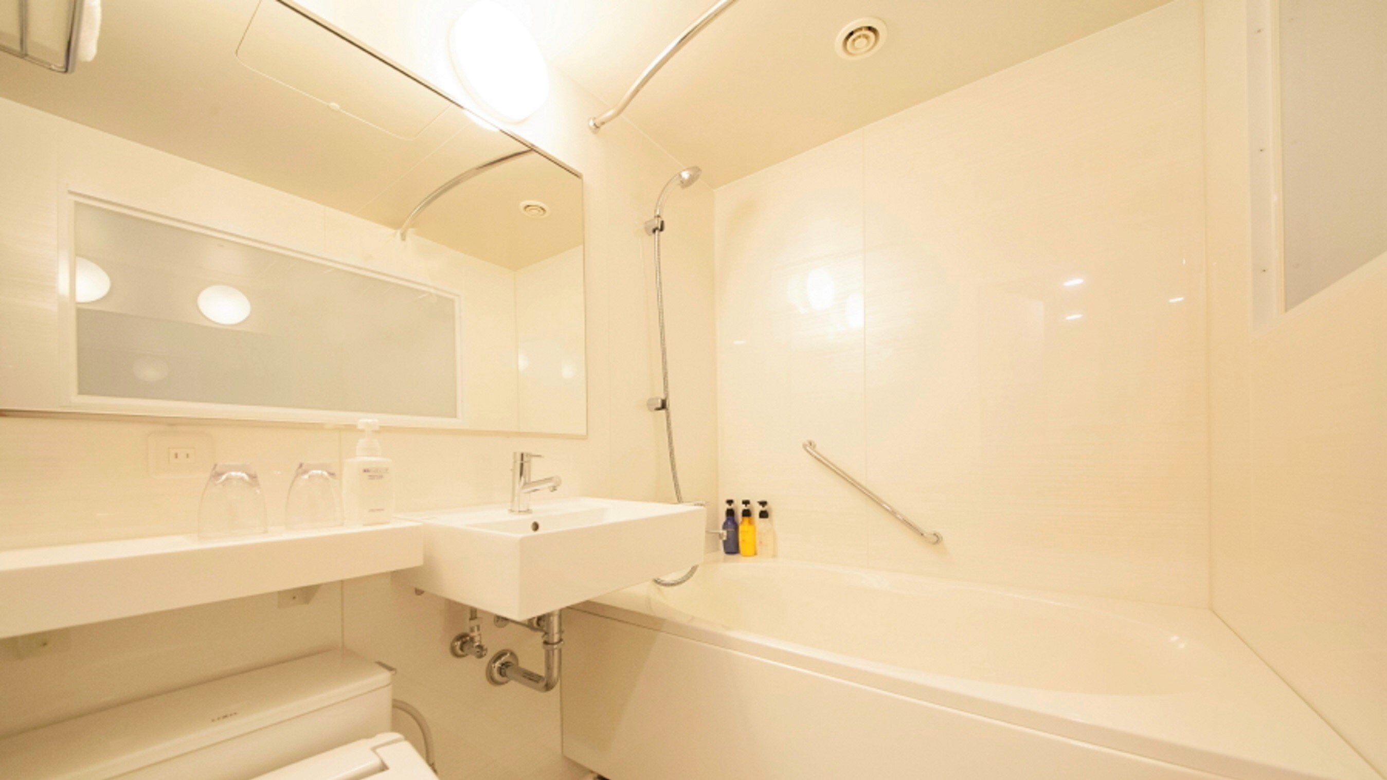 广受好评的浴室是宽敞的椭圆形浴缸。