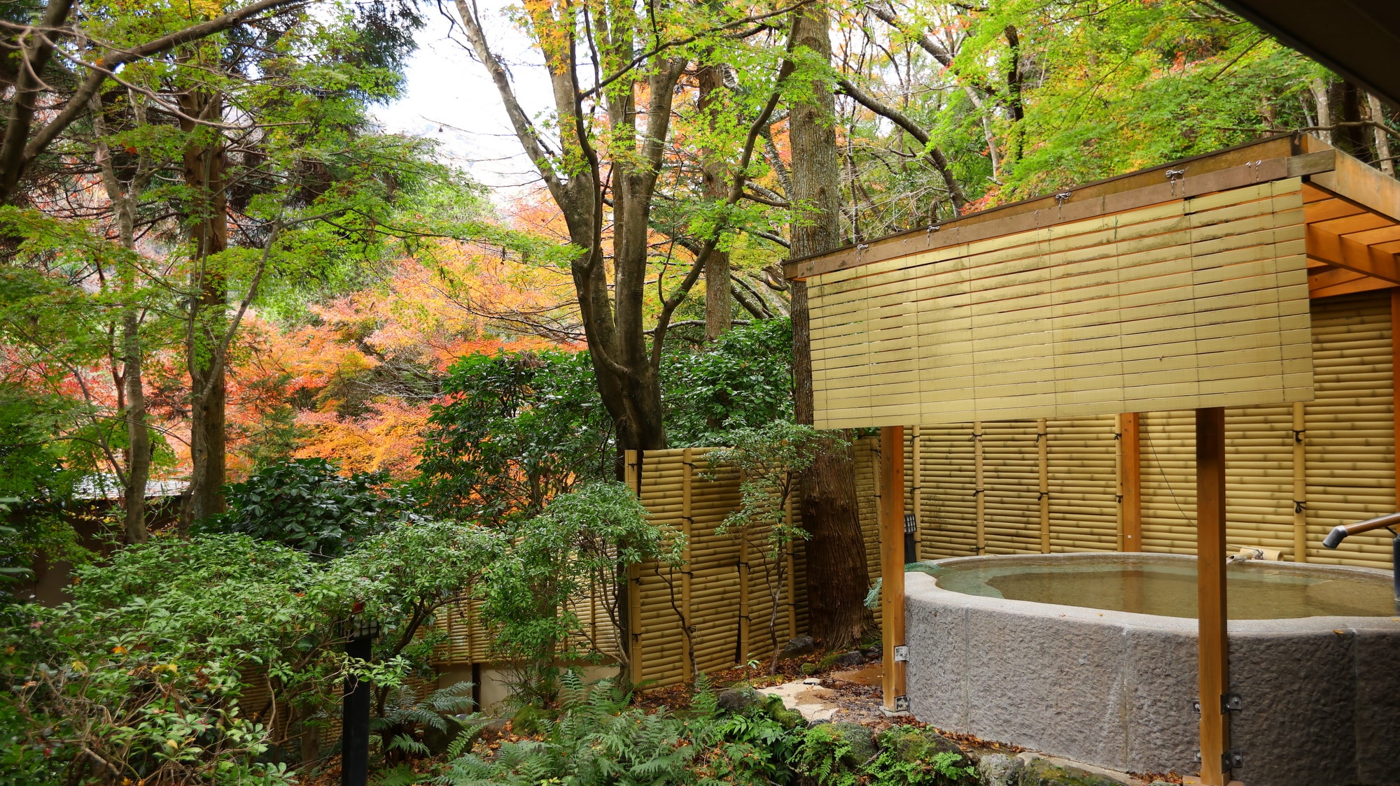 [Open-air bath for ladies] A relaxing time to enjoy the famous hot springs in the autumn breeze.