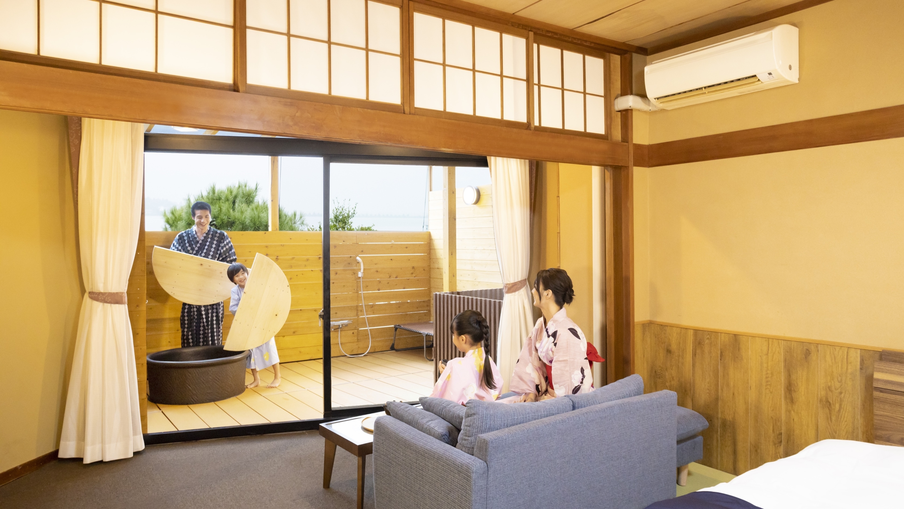 Phòng Superior Twin có giường kiểu Nhật và 12 tấm chiếu tatami, có bồn tắm ngoài trời *Ví dụ về phòng dành cho khách/Bồn tắm trong hình không phải là suối nước nóng.