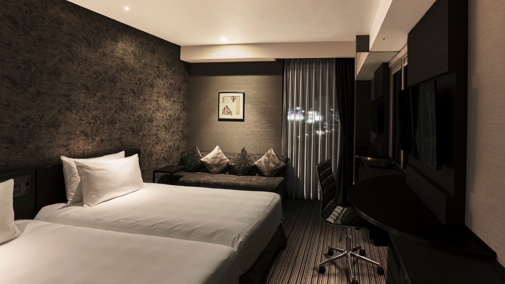 [Residence Twin (28㎡)] Stylishly furnished room with a large desk that does not require a mouse pad