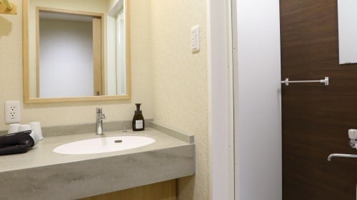 [Twin room] A modern and stylish room. The calm colors are in harmony with the atmosphere of Shuzenji.
