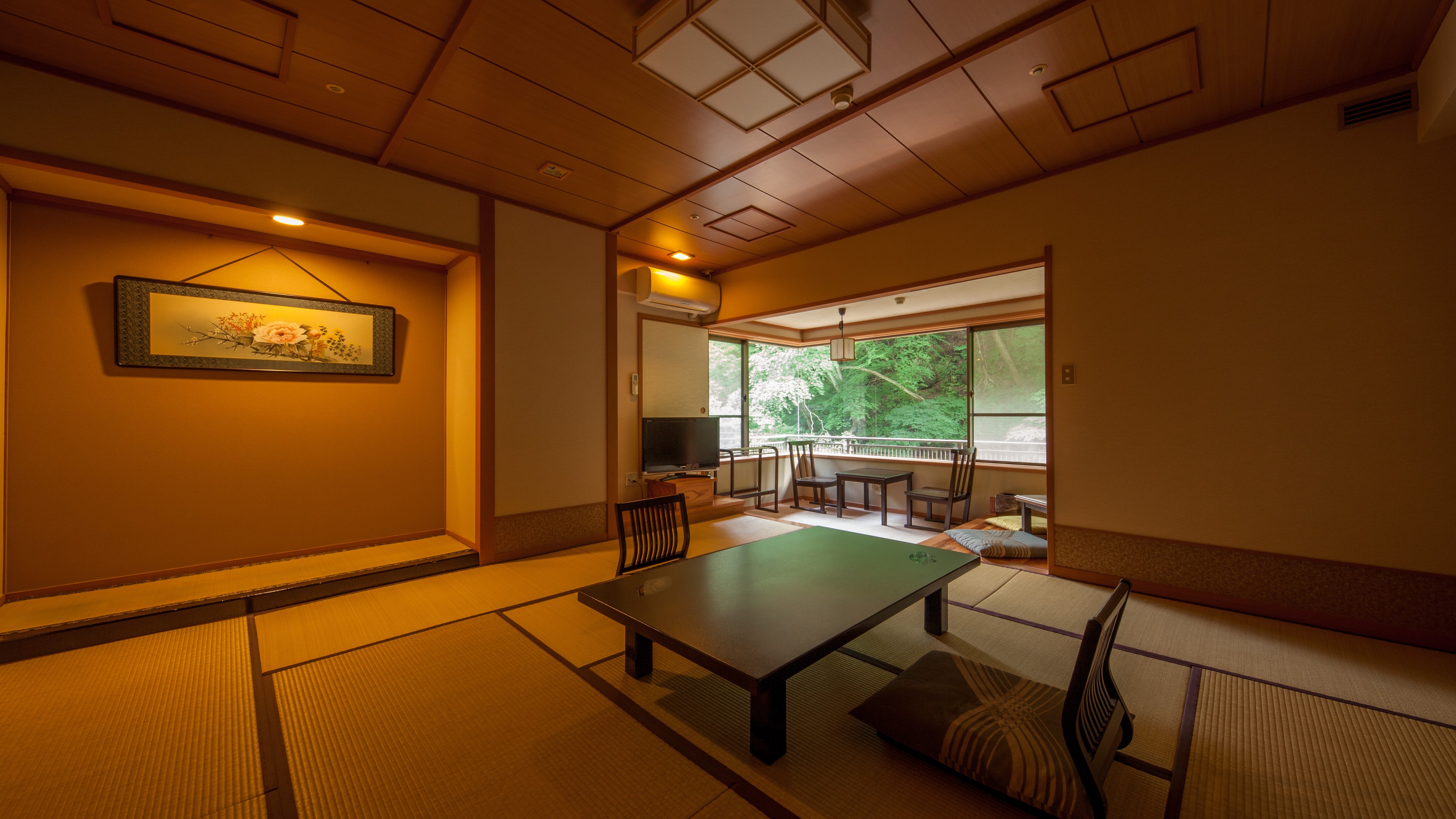  *[Corner room with an outstanding sense of openness] 12 tatami Japanese-style room facing the Shima River + horigotatsu