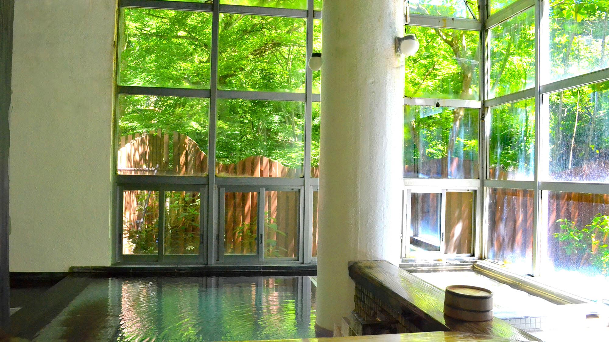 ・[Men's indoor bath] Enjoy the hot springs along with the abundant nature and the four seasons