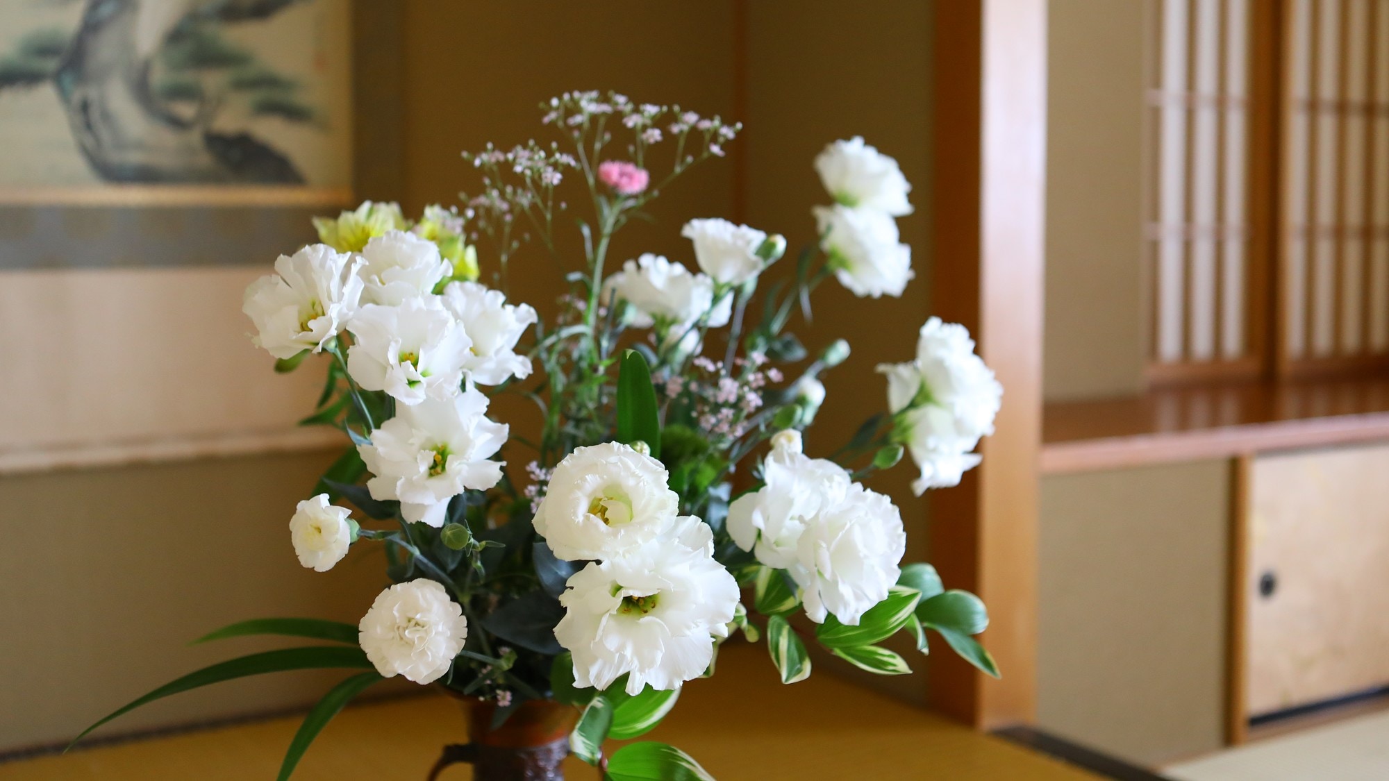 ◇ [Hydrangea/Waterfall View] A special room with a sukiya-style design overlooking the pond garden. (Image)
