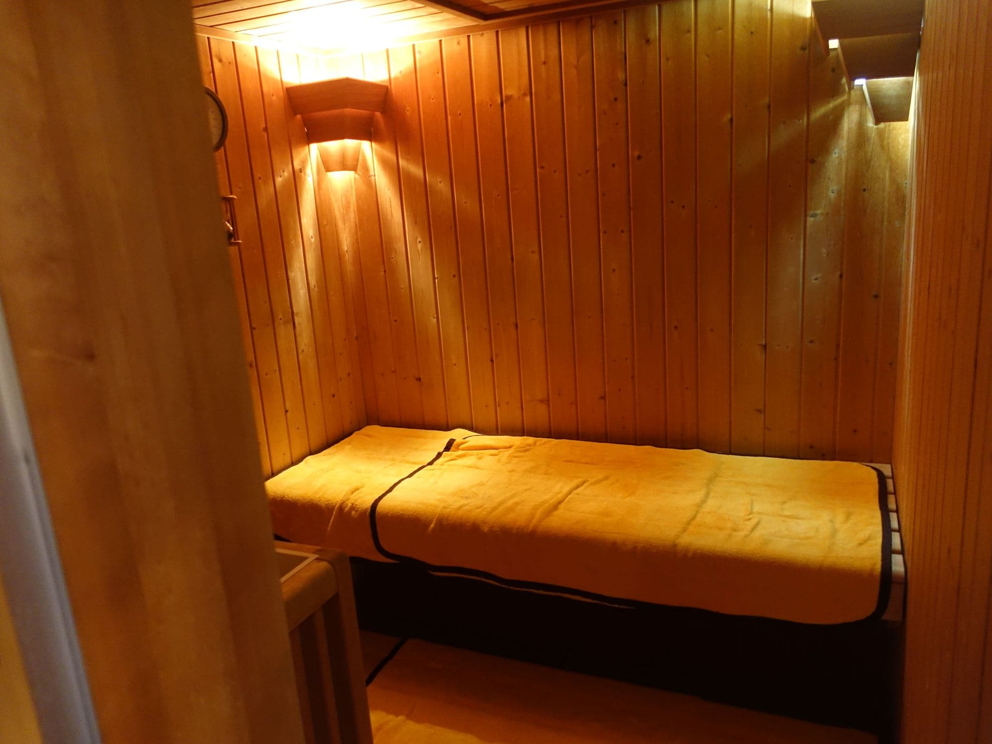 Sauna: Men's bath only