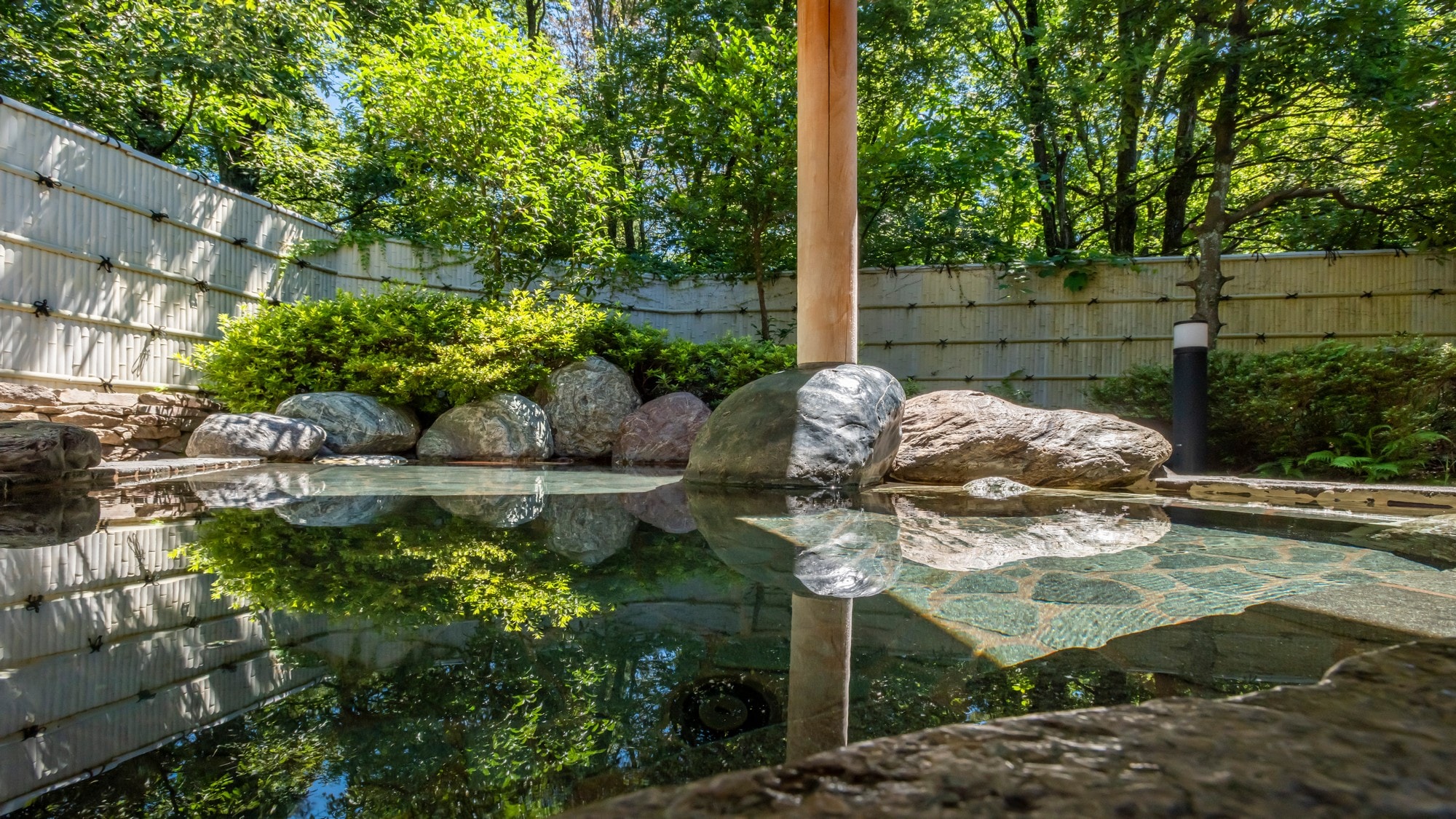 화창한 날에는 녹색이 반사되어 매우 깨끗합니다.