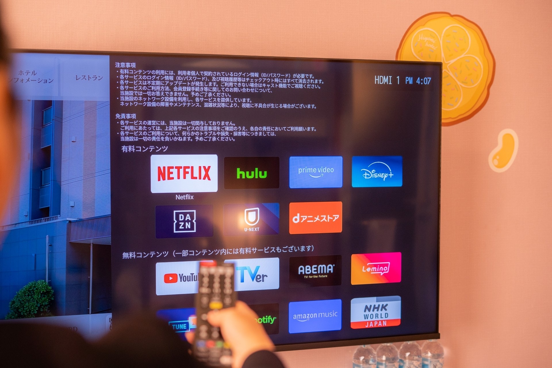 Tivi thông minh 55 inch có khả năng truyền phát nội dung. *Bạn cần có tài khoản riêng.