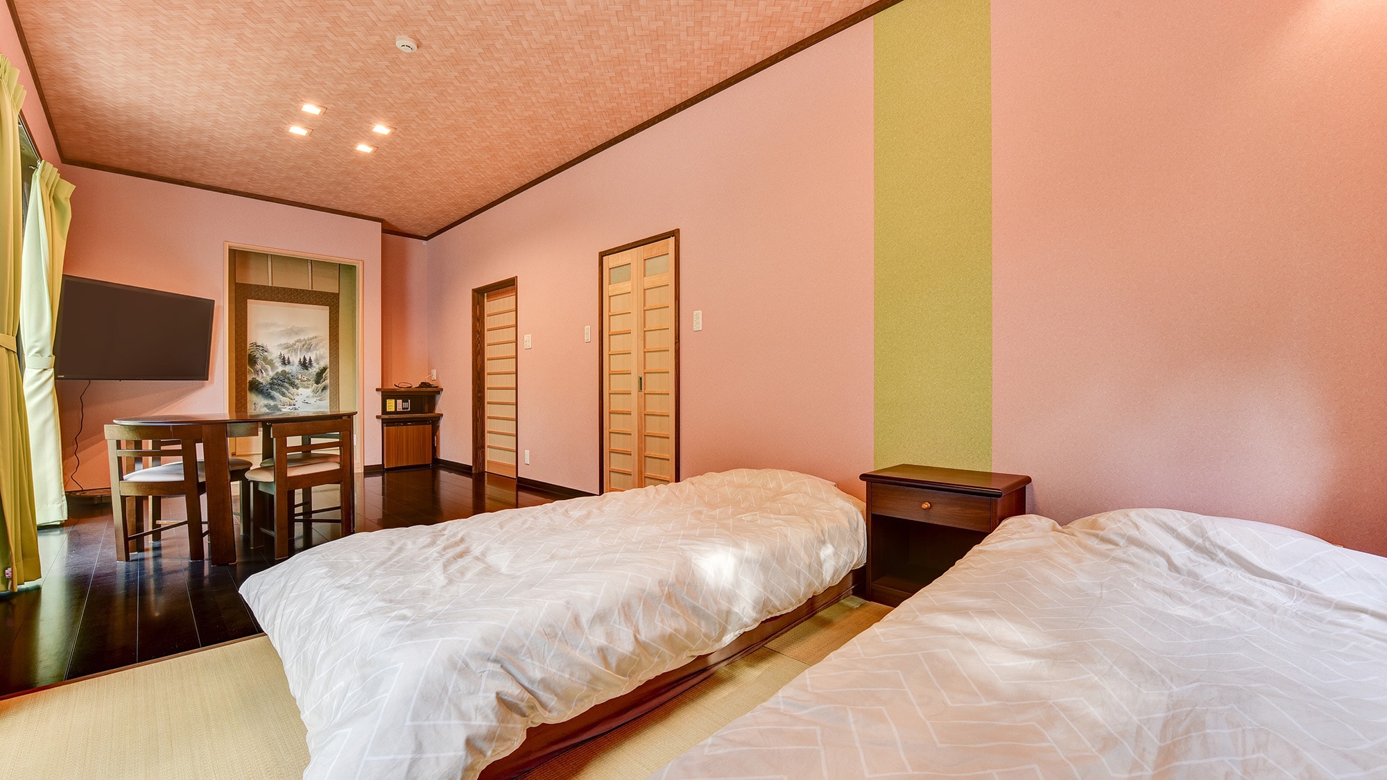*[Universal design guest room (with hot spring bath)] Enjoy a warm stay in a room with bright wallpaper.