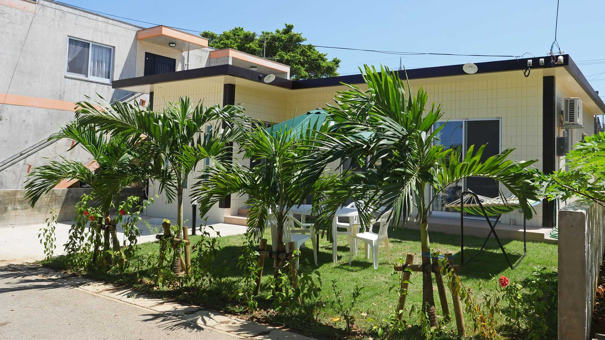 [Exterior] Please enjoy yourself in a space full of greenery.