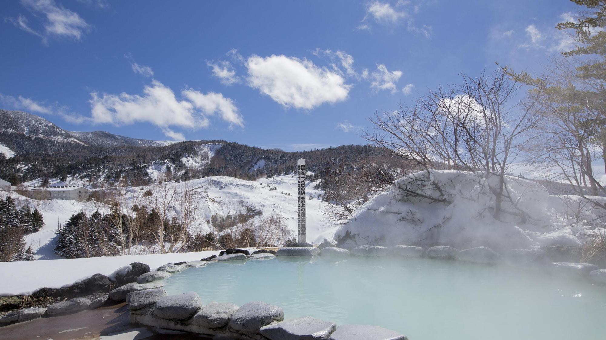 [Komakusa no Yu] You can enjoy the Yukimi bath from December to April.