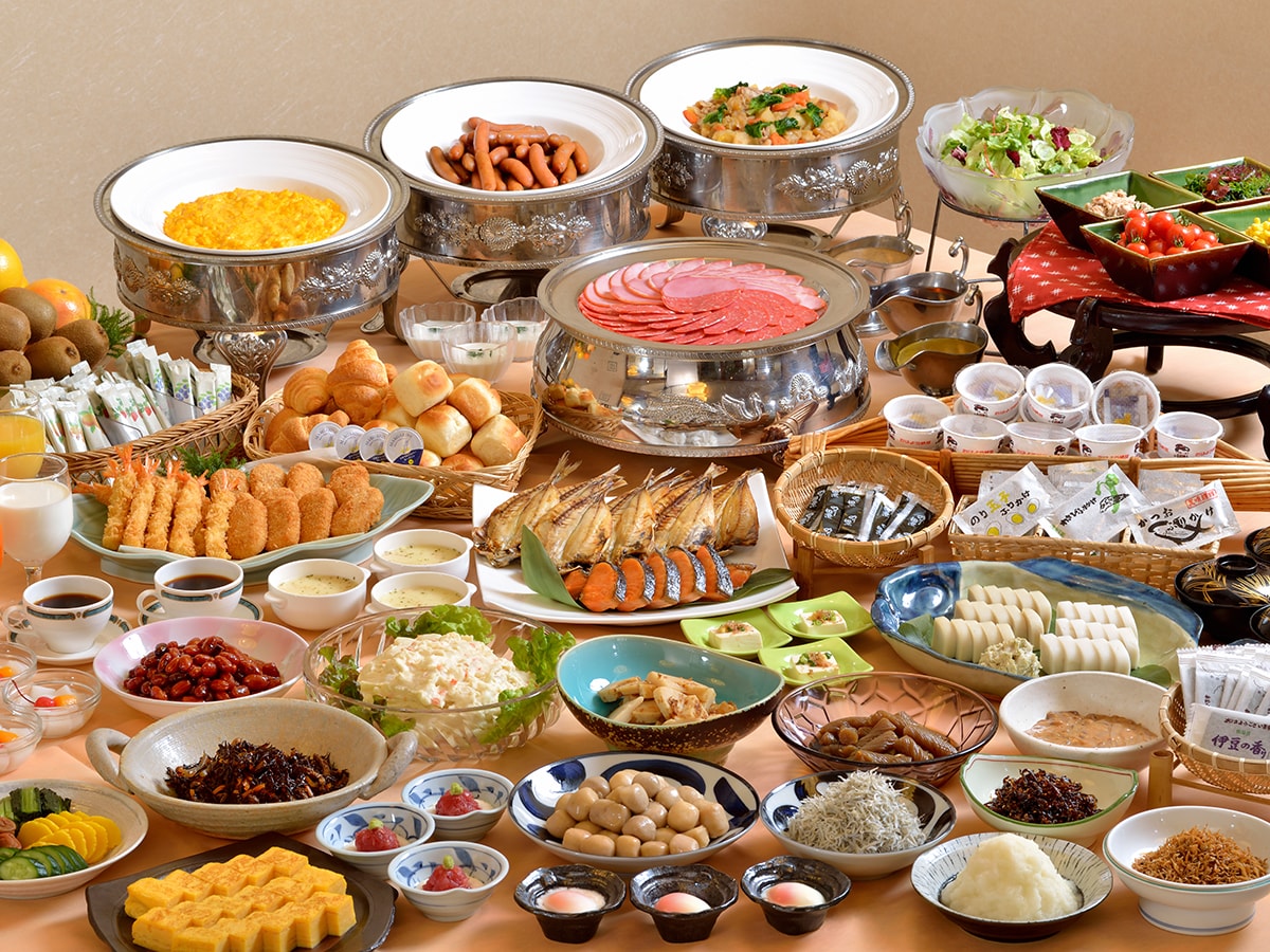 Breakfast buffet: Over 40 types of food, mainly Japanese cuisine. Local ingredients are used.