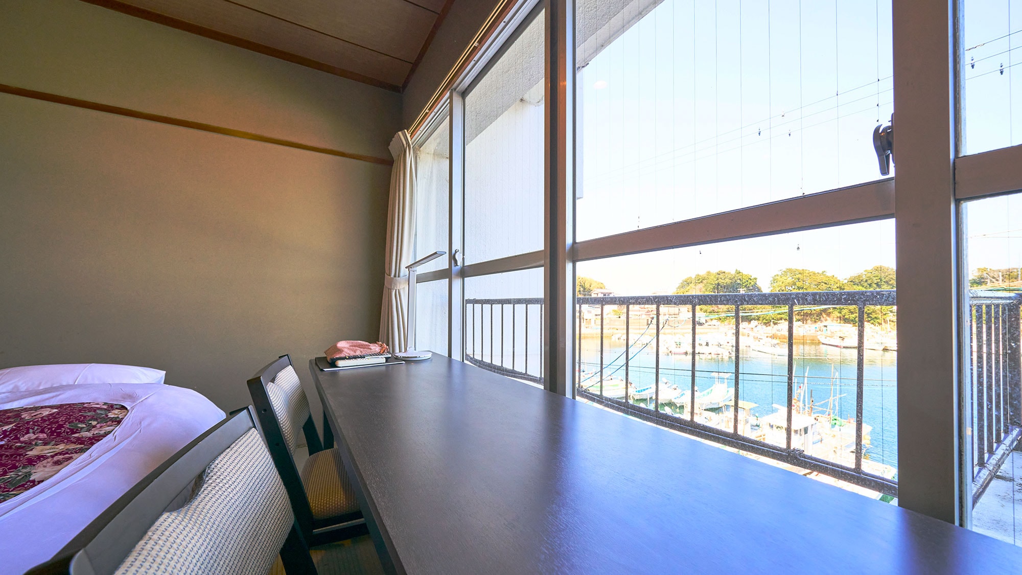 ・[Japanese-Western room] Table space by the window. Enjoy a chat while looking out at the sea.