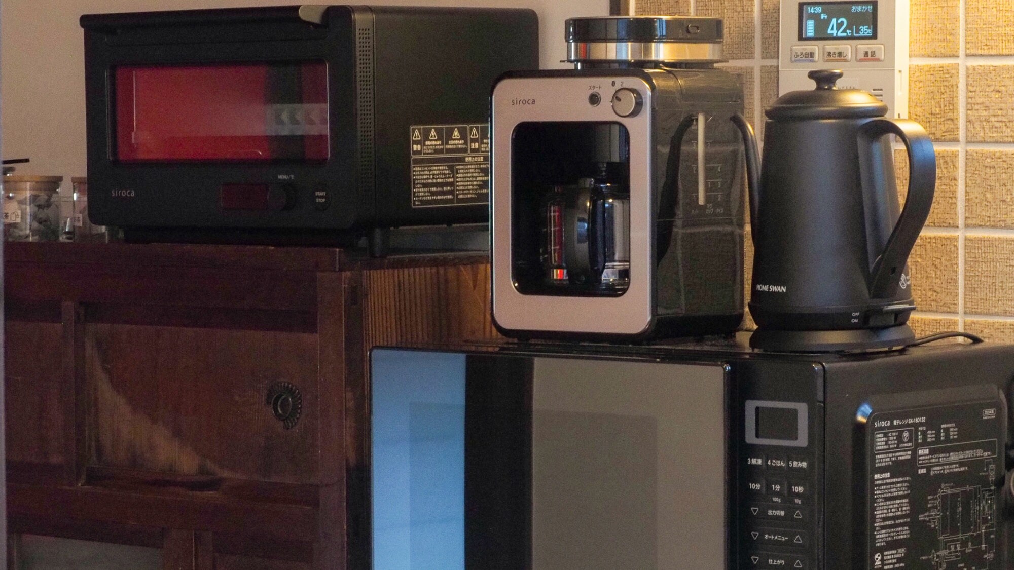 ・[Kitchen] The kitchen appliances are all black. You can also enjoy freshly brewed, delicious coffee.