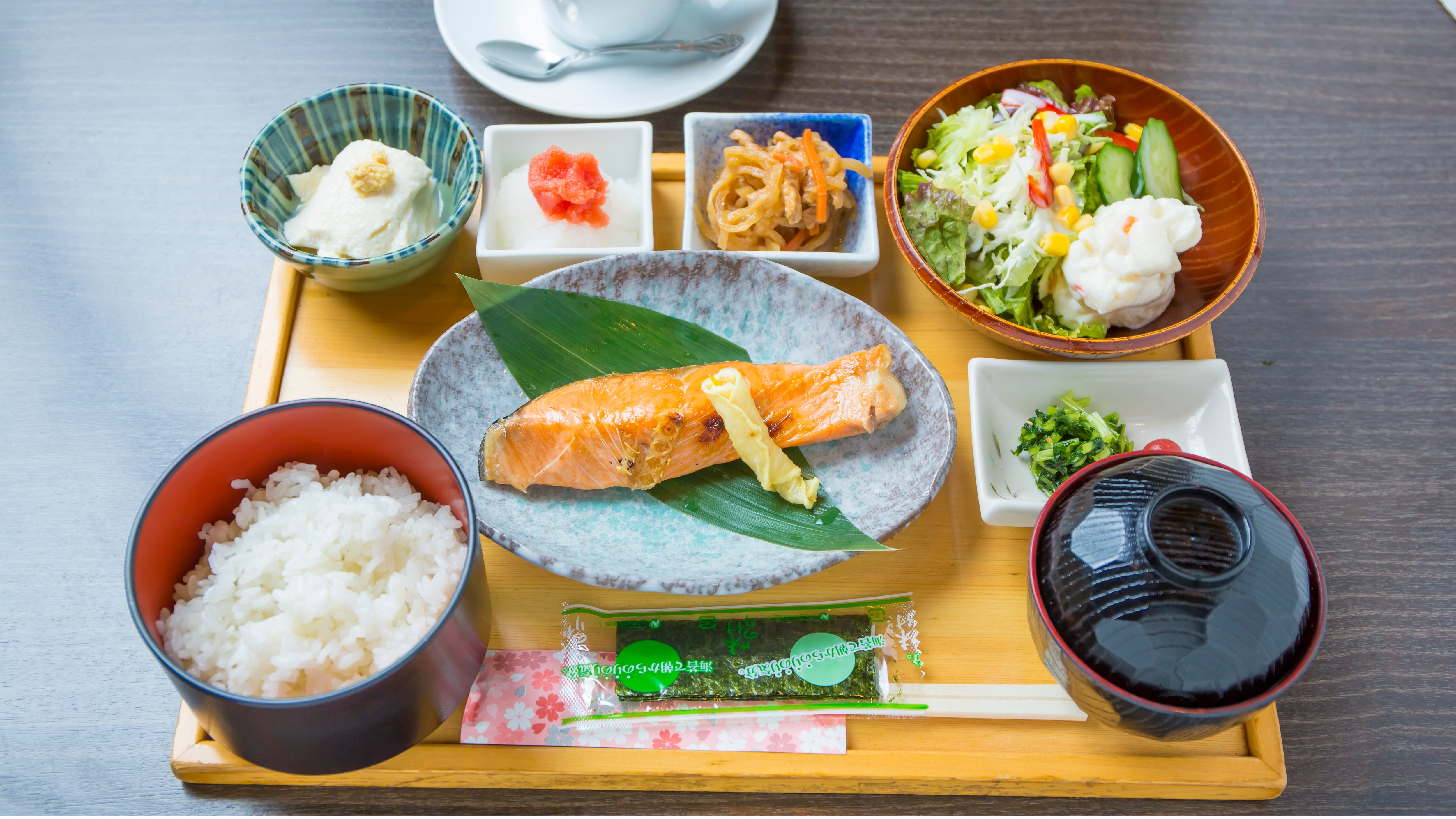 Sarapan "Makanan set Jepang" Dari pukul 7 pagi hingga 10 pagi, Anda dapat menikmatinya di restoran "Nanao" seharga 970 yen.