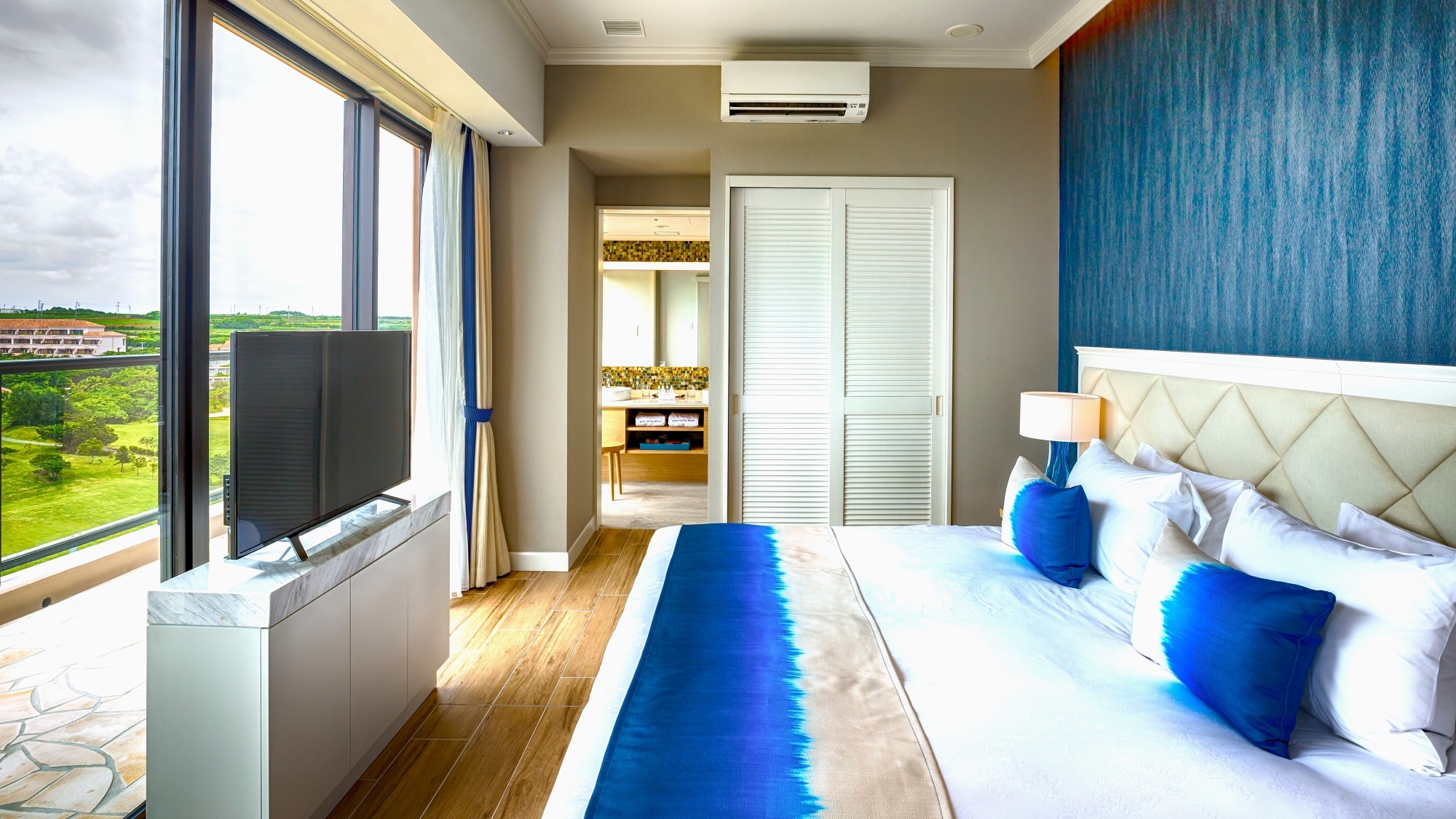 [Mirage Floor/Presidential Suite] A spacious bed where you can enjoy blissful moments.