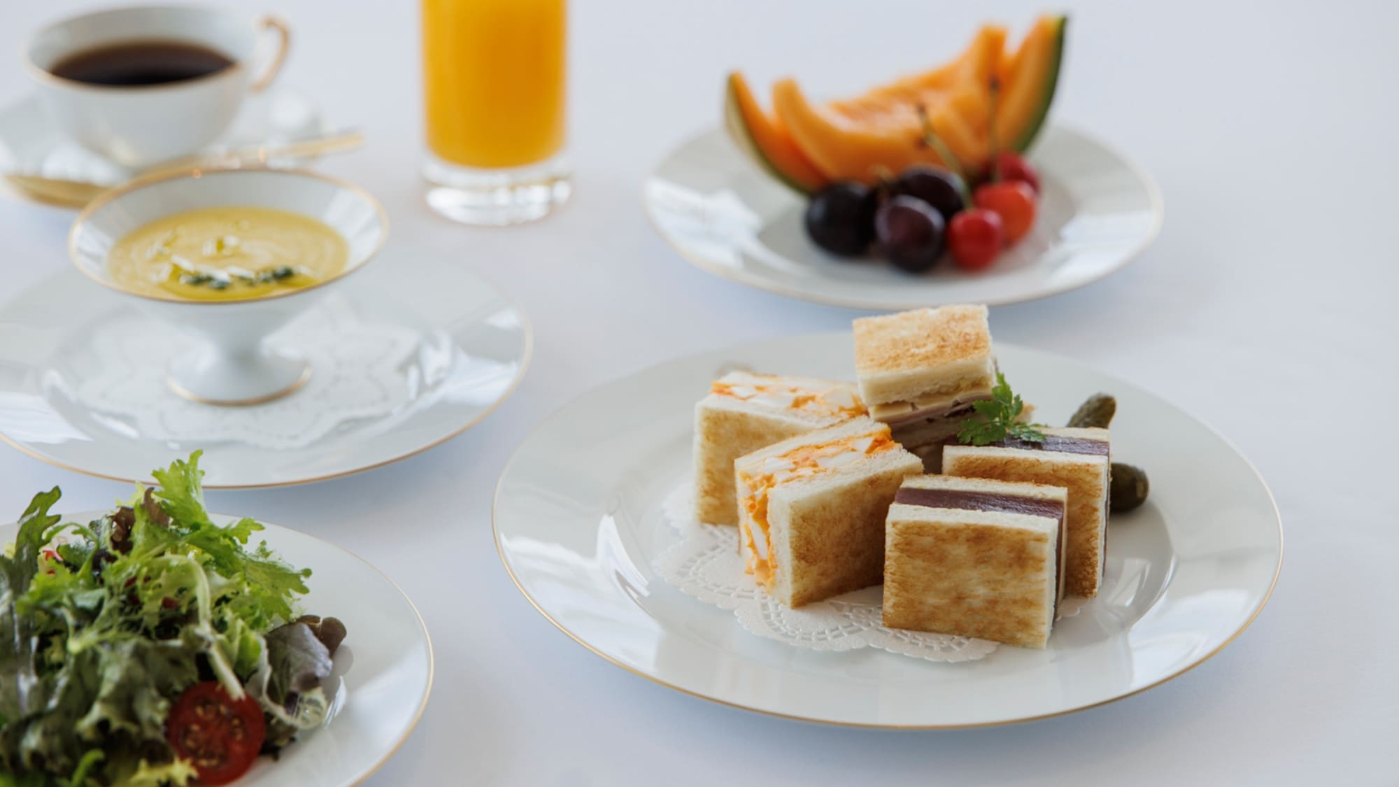 早餐 | 三種自製麵包三明治，包括醃鮪魚