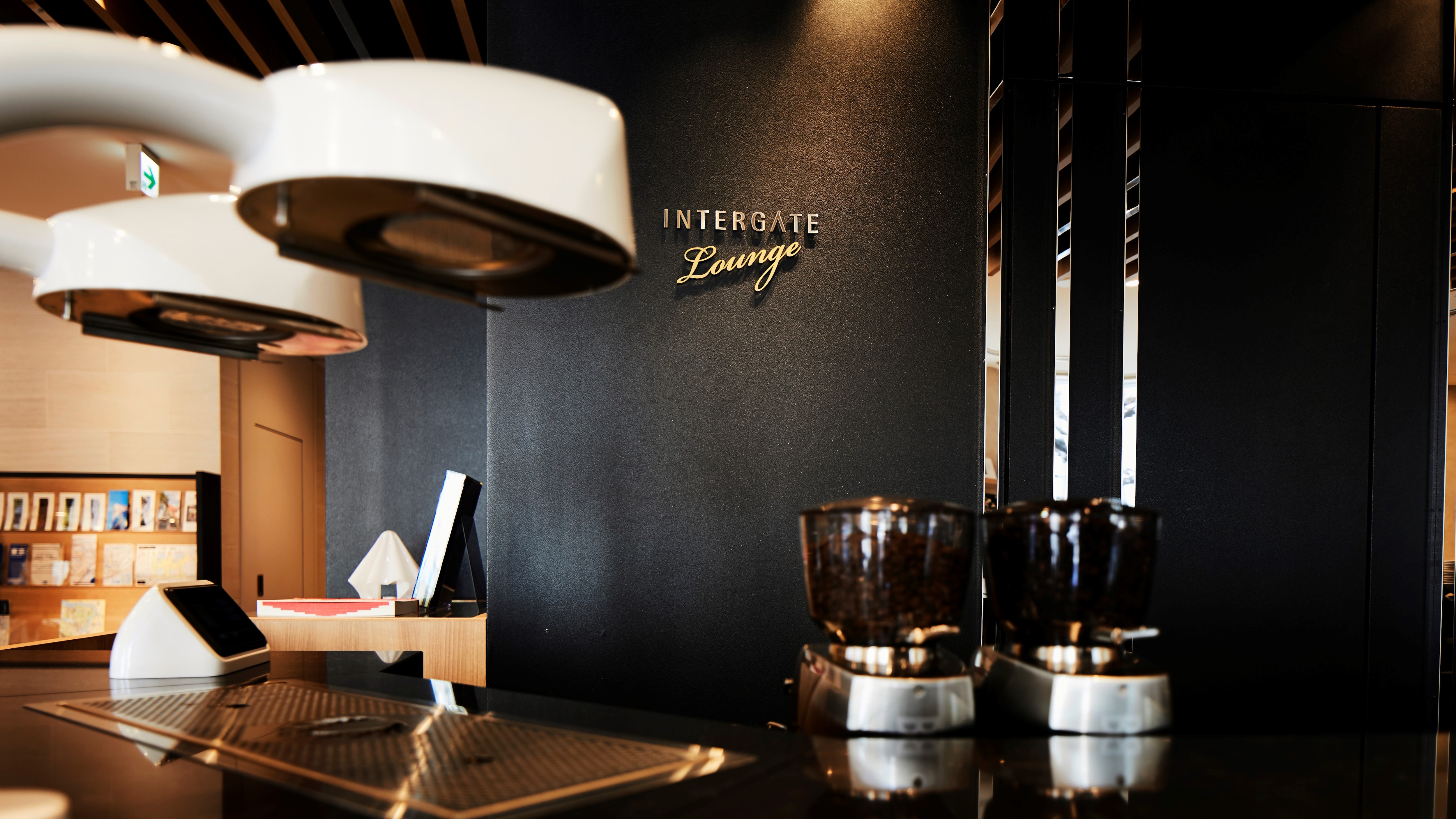 [Coffee counter] We offer specialty coffee in partnership with local shops. Please enjoy a cup of bliss