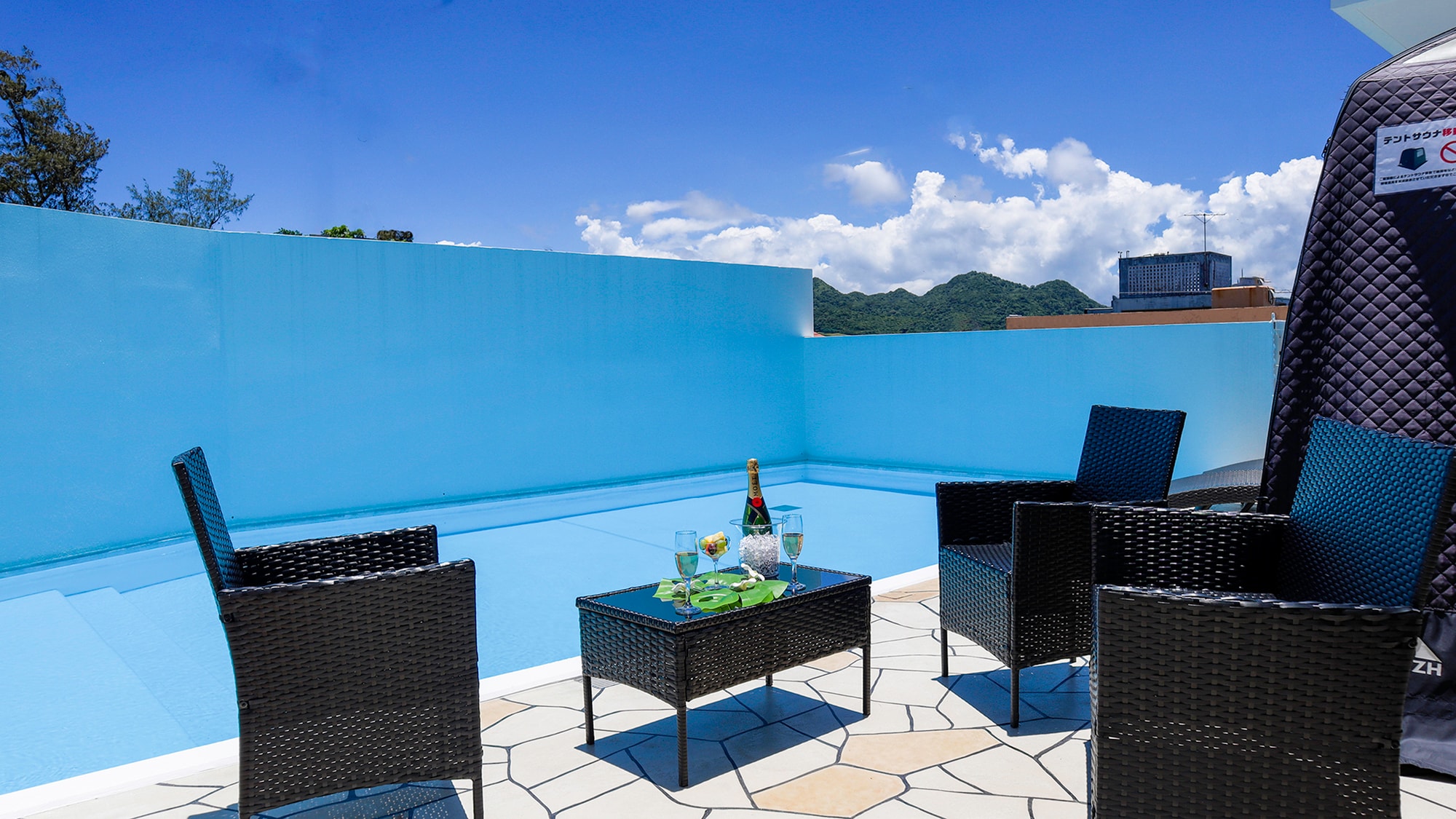 [Executive] The extraordinary feeling of spending time looking out at the pool is something unique to our hotel.