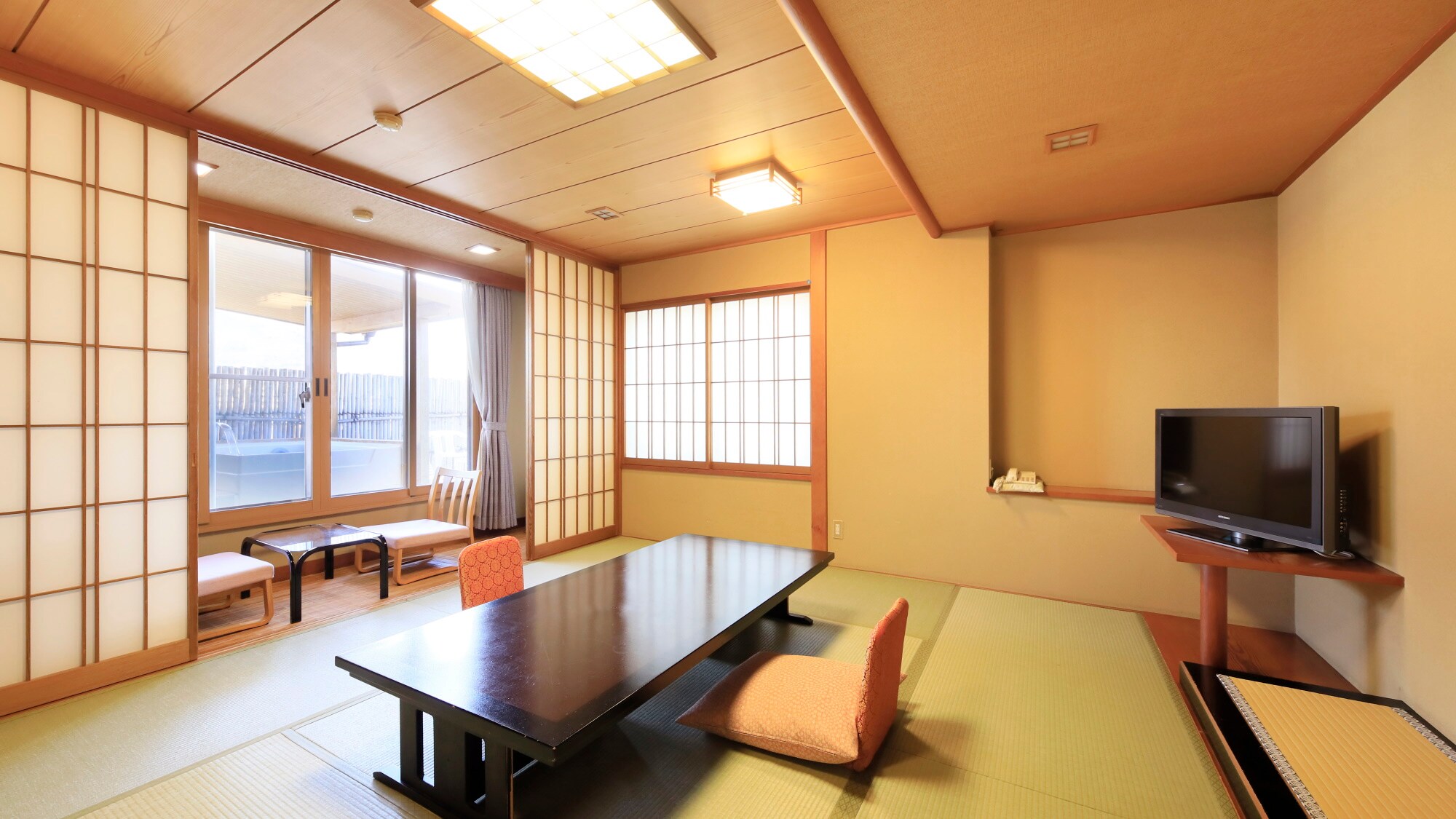 [Main building/Japanese-style room with open-air bath]
