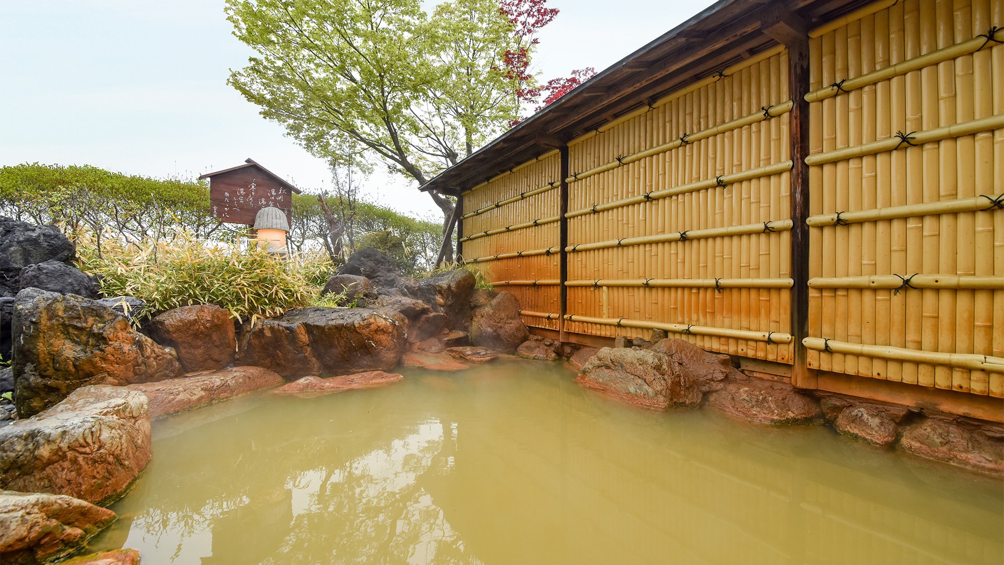 * [Open-air bath] Large communal bath: Nagame-no-Yu * Golden hot water is poured from the source *