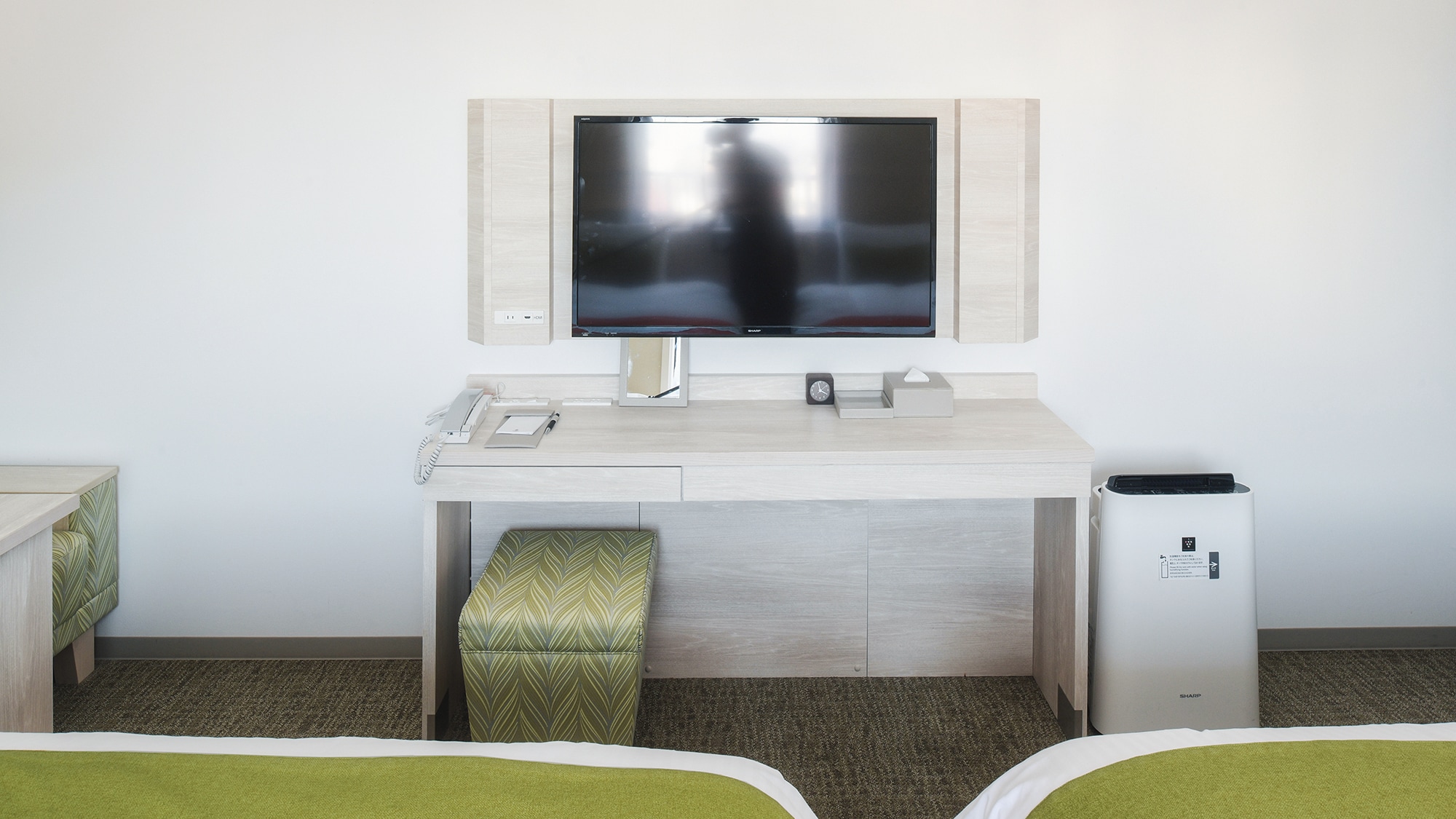 [Superior Twin (Room 15)] You can enjoy TV while relaxing on the bed.