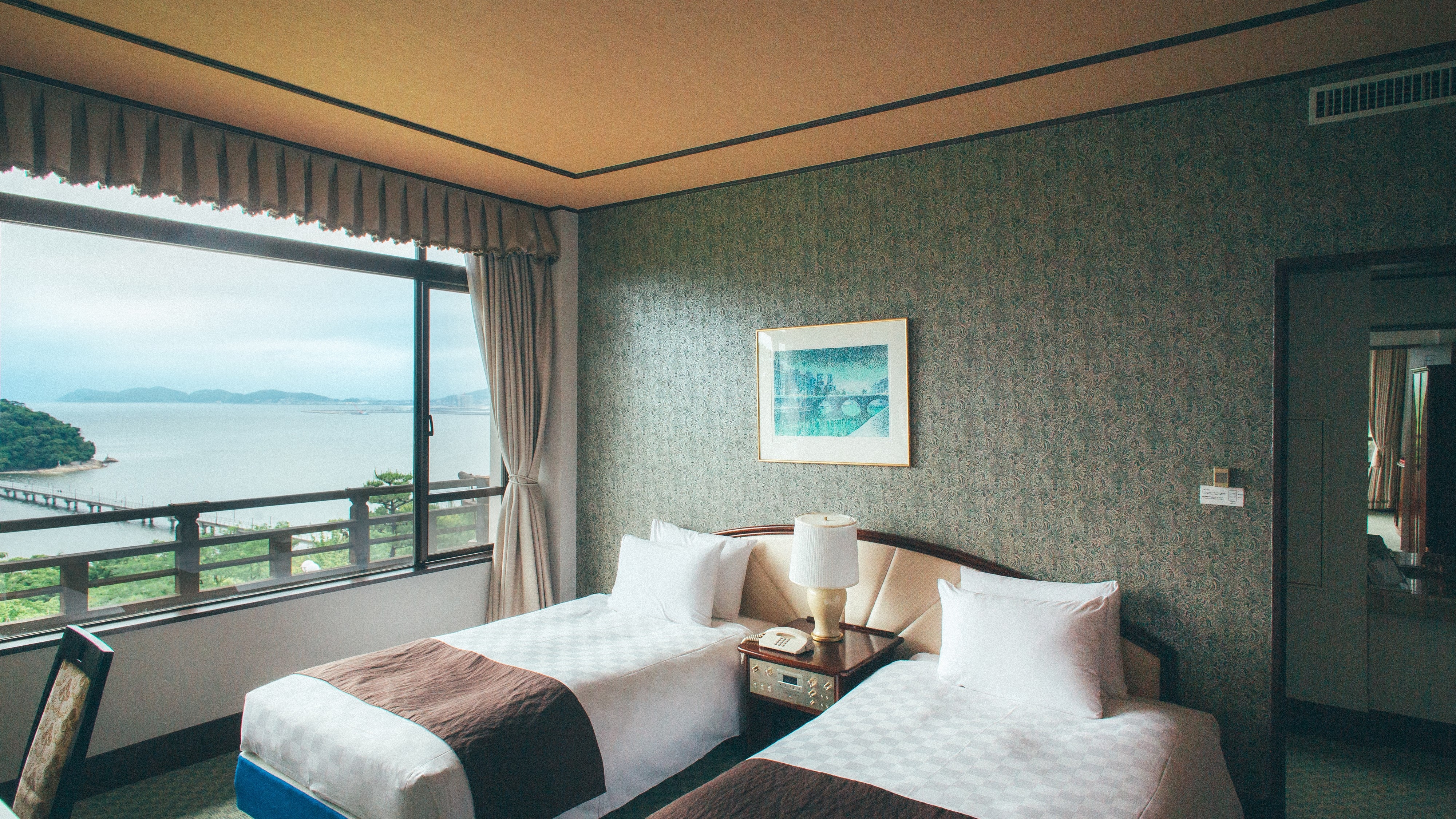 Kamar tidur suite menghadap laut