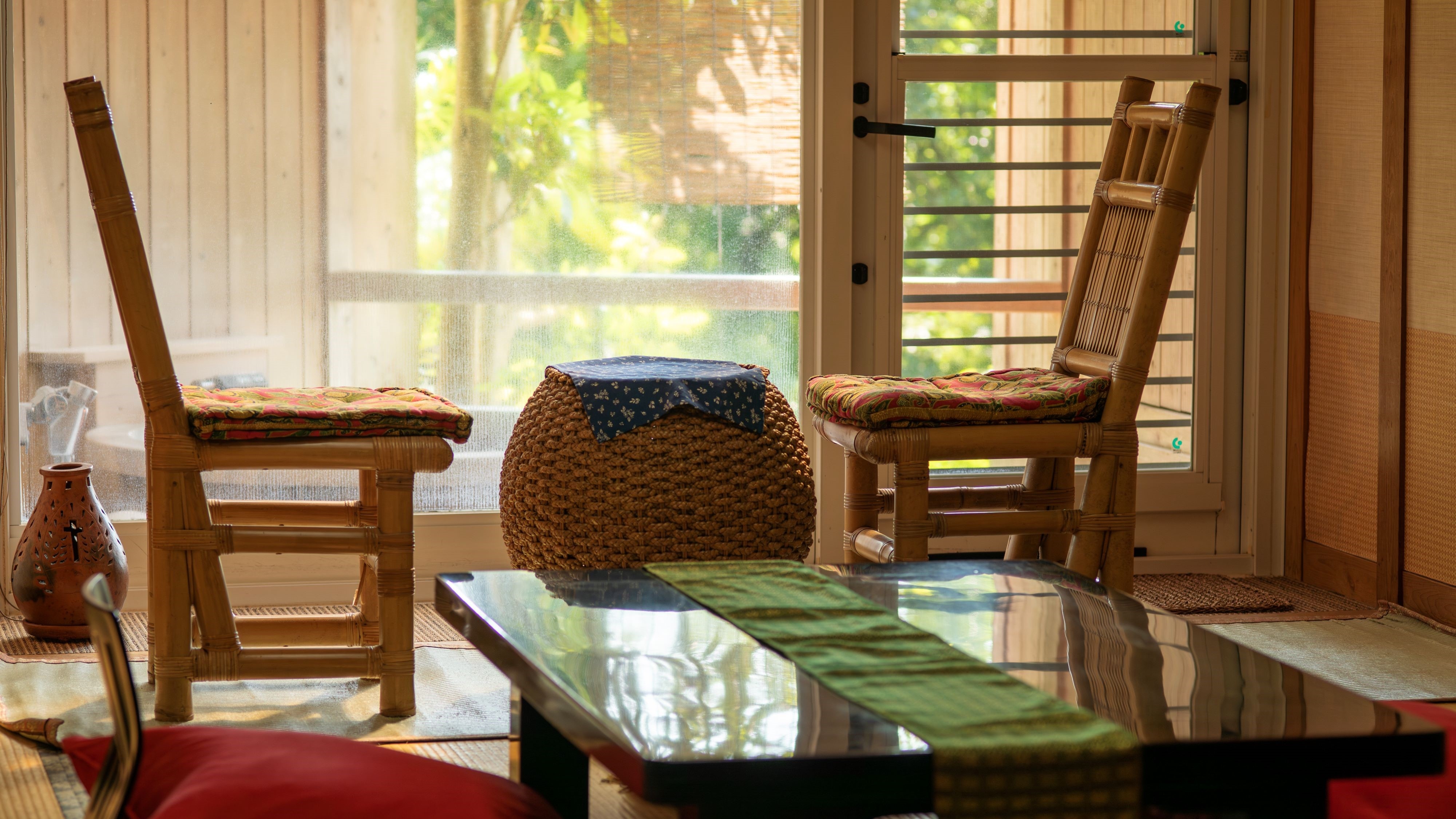 [10 tatami Japanese-style room with open-air bath] A room with comfortable sunlight filtering through the trees
