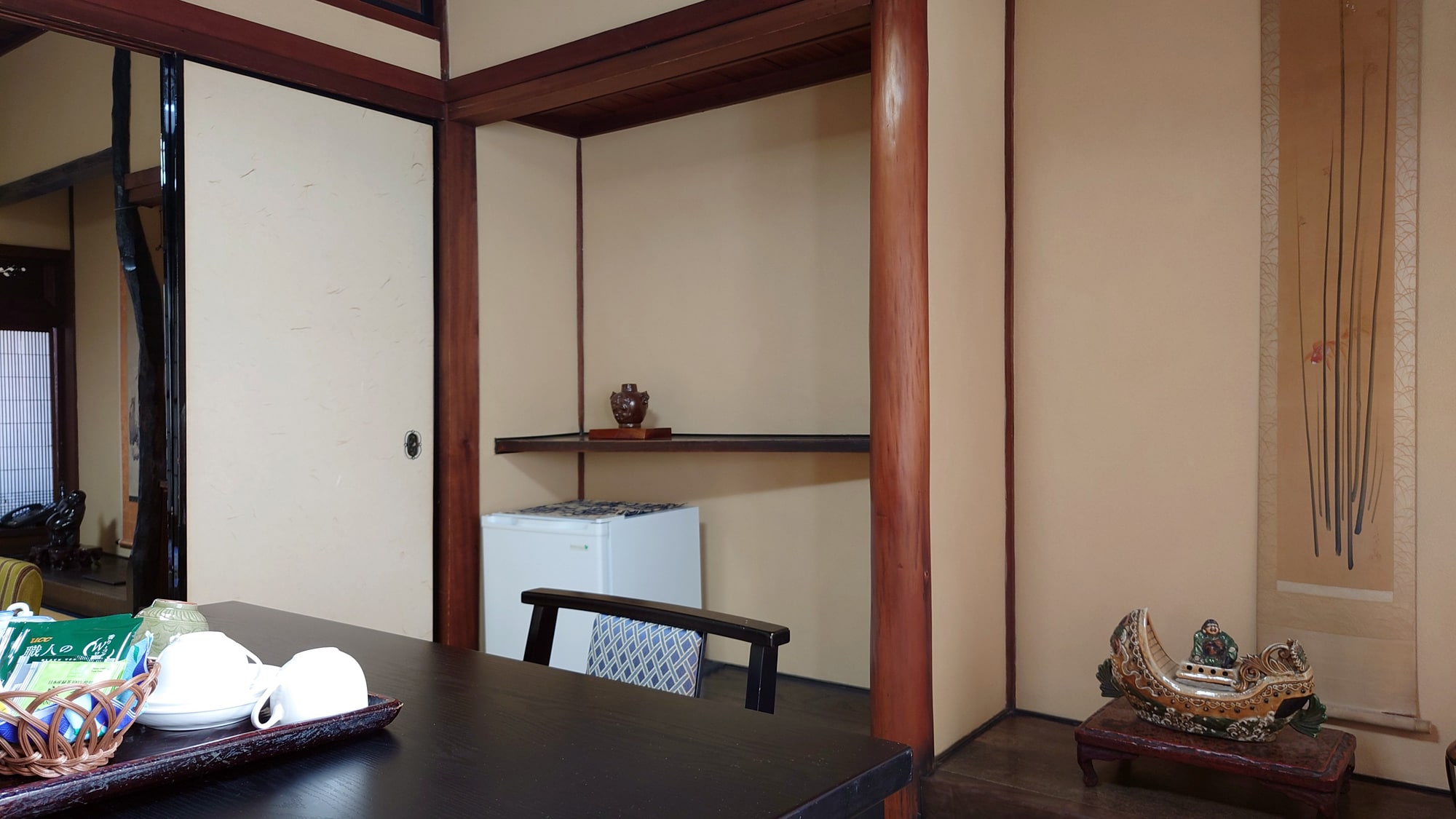 [Upper Japanese-style room with waiting room (12.5 tatami mats, non-smoking, 2nd floor, with key)] A calming room with a Japanese atmosphere
