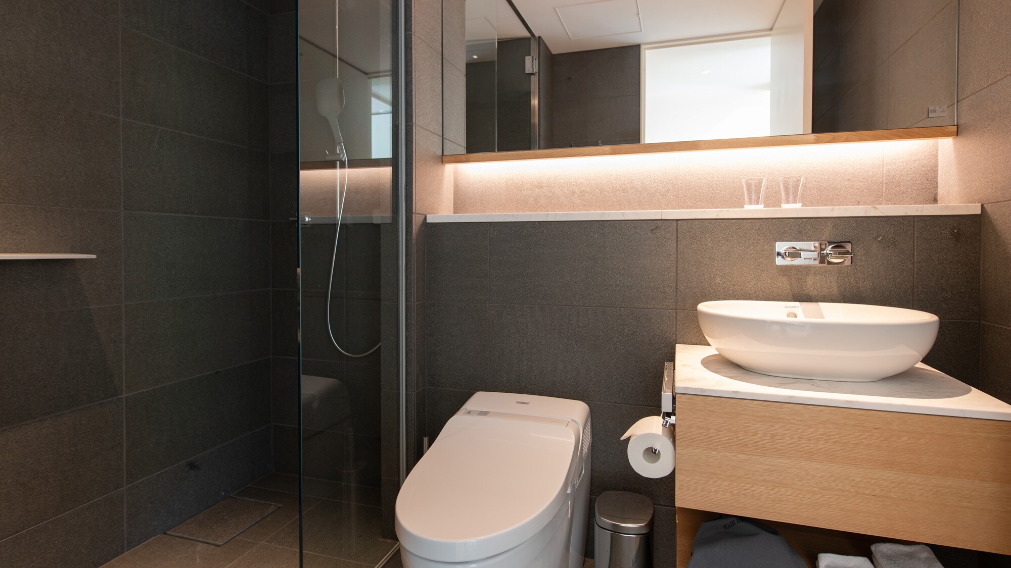 [1 bedroom] Bathroom (shower booth)