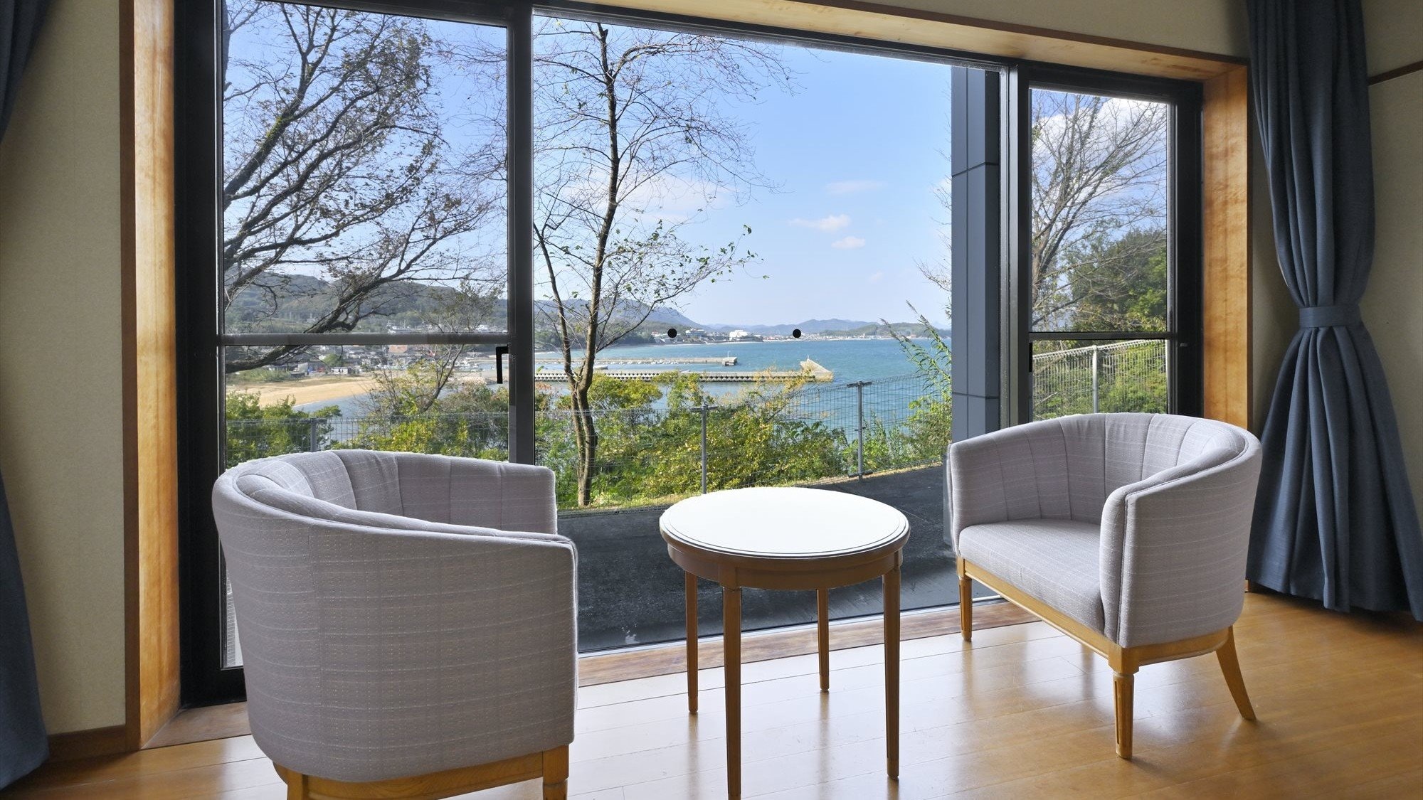 ◆15 tatami Japanese-style room: Relax in this spacious Japanese-style room with an ocean view.