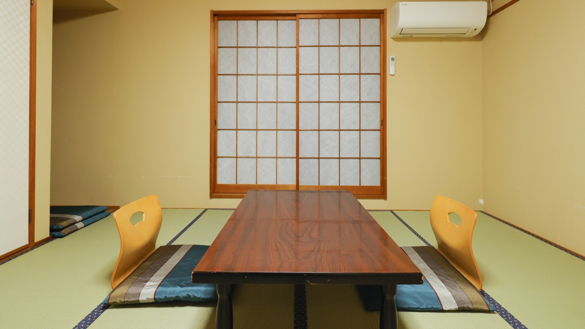 Old-fashioned relaxing Japanese-style room (new tatami mat)