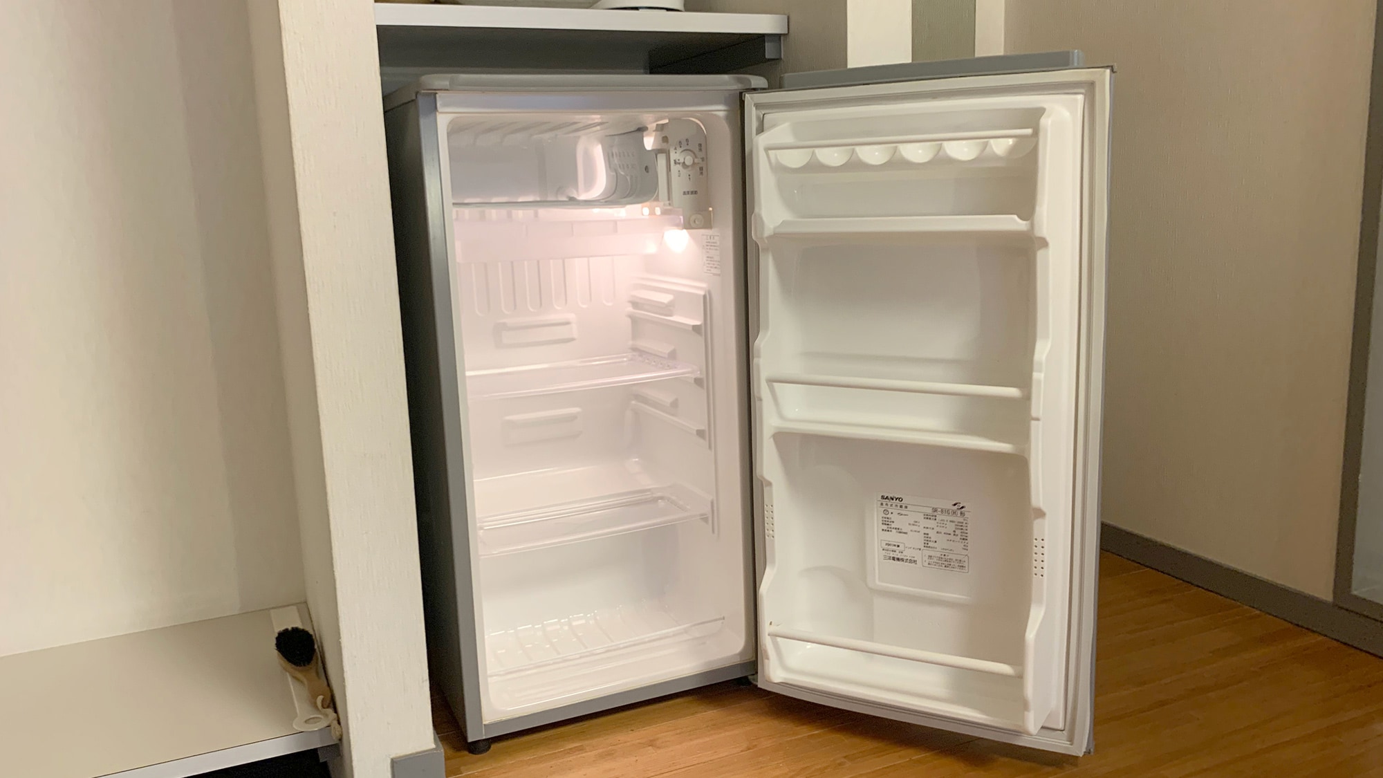 Refrigerator / A refrigerator is also installed in the room.