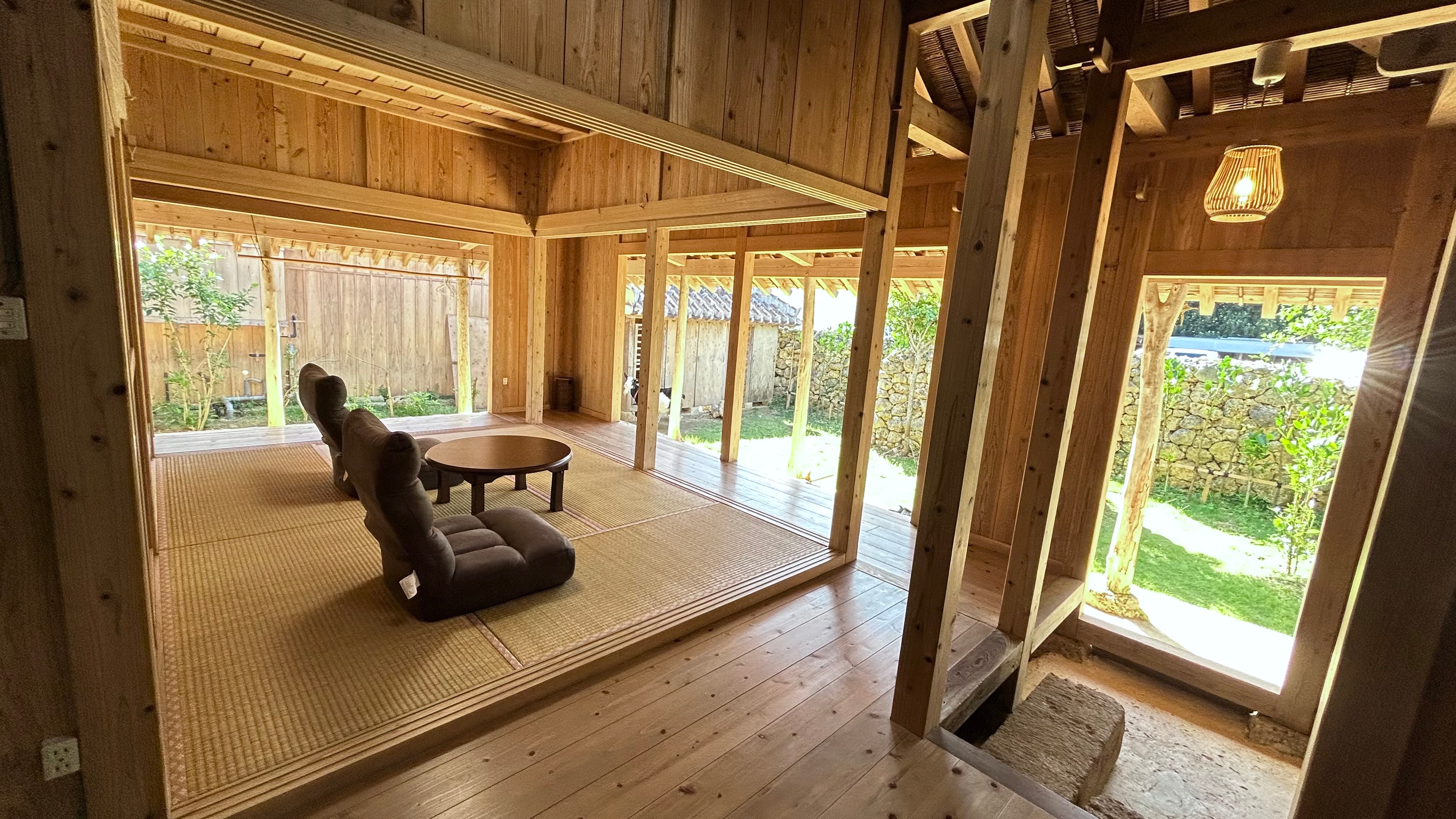 从客房望出去，后面是木地板。