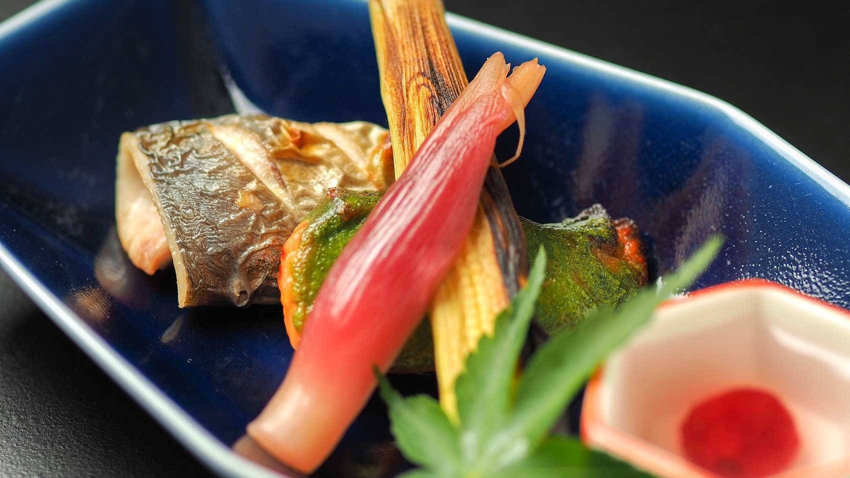 ◆Hidangan panggang: Salmon Fujikawa dipanggang dengan rumput muda dan kerang panggang dengan garam (gambar hidangan awal musim panas 2025)