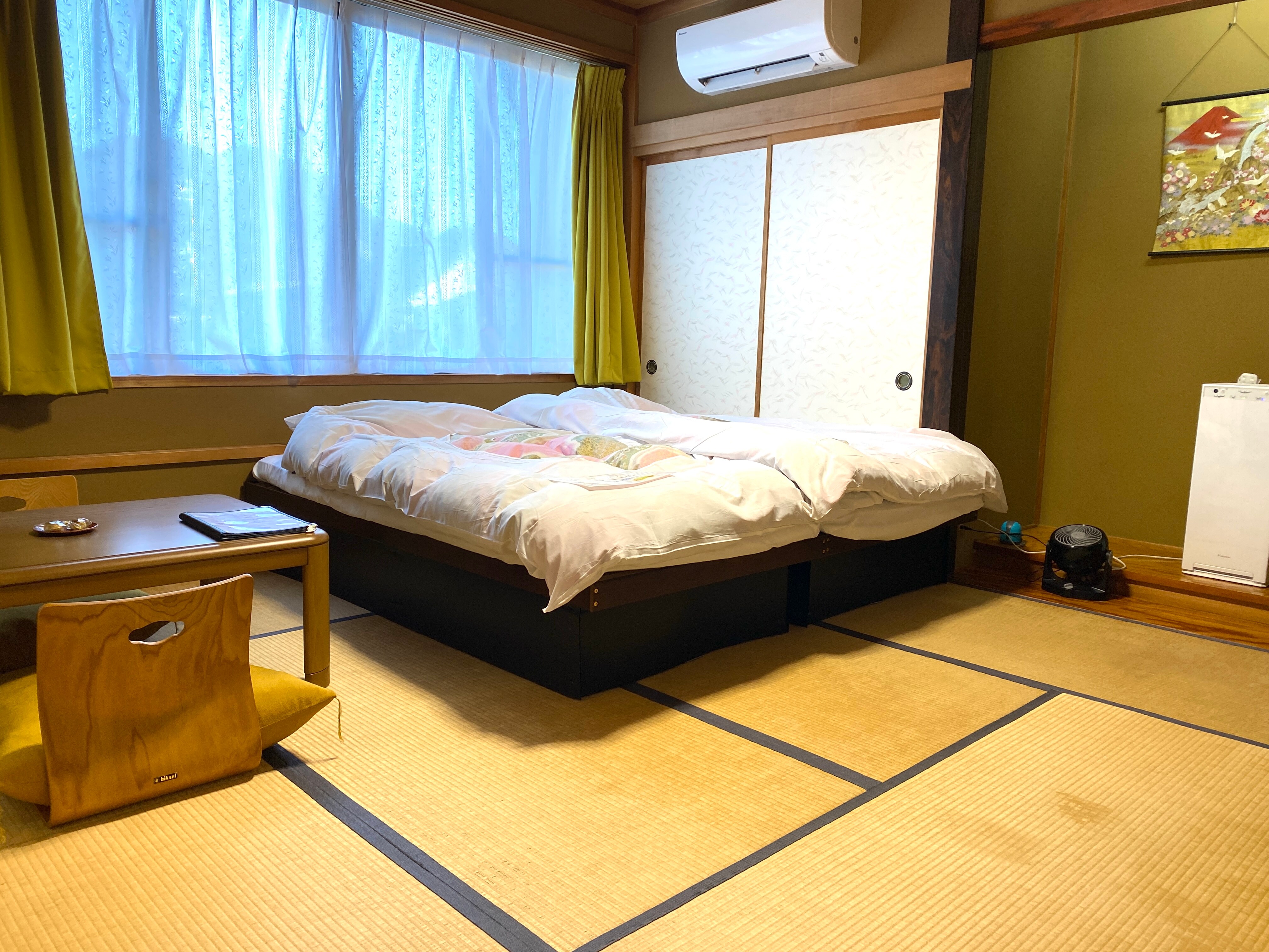 ห้องพักและเตียงห้องอาบน้ำกลางแจ้งชิการากิ