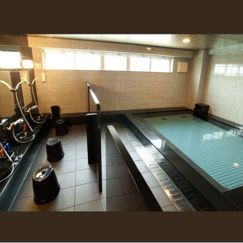 [Kamar mandi besar pria]