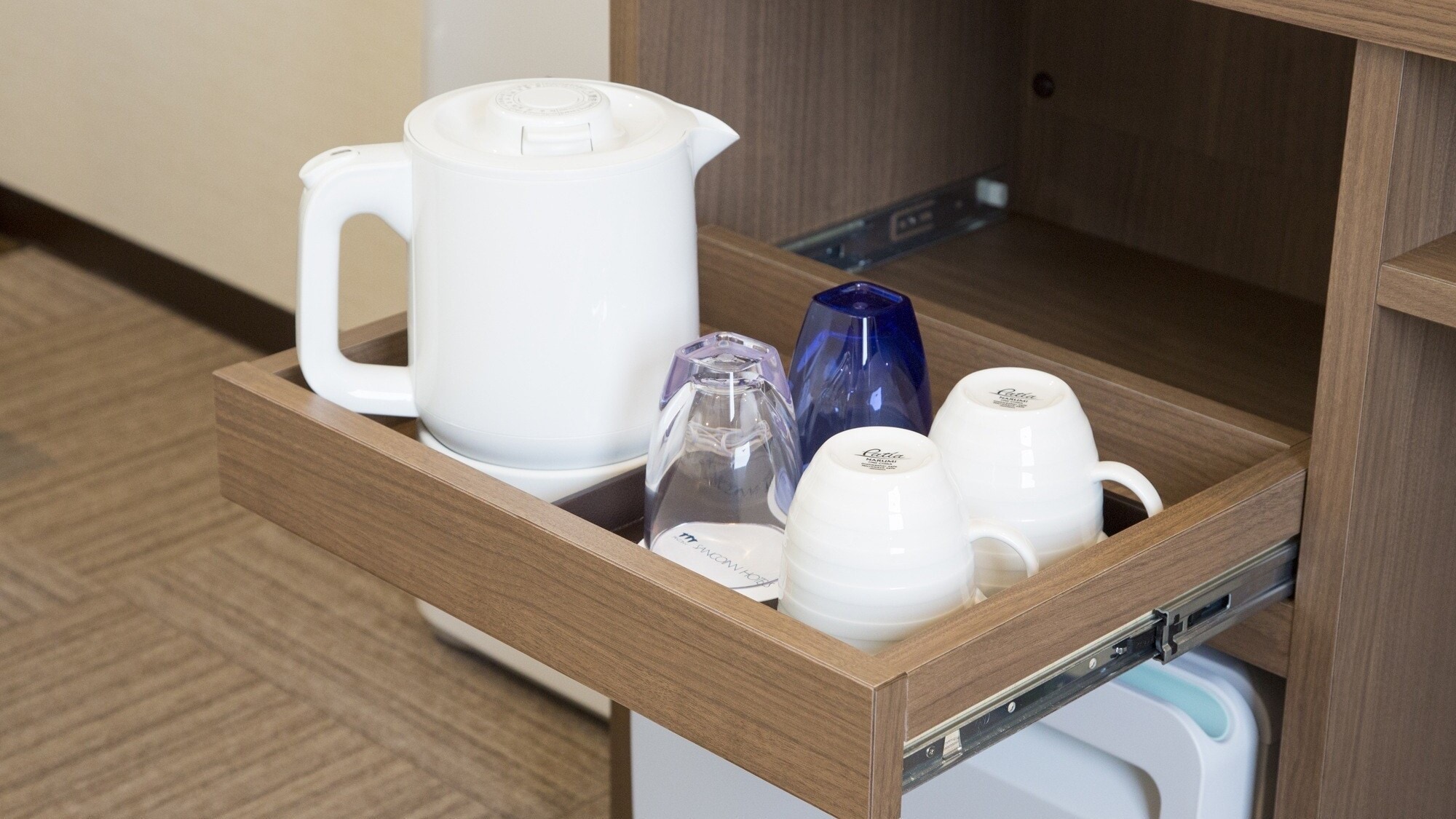 Ketel disediakan di dalam kamar untuk memudahkan merebus air.