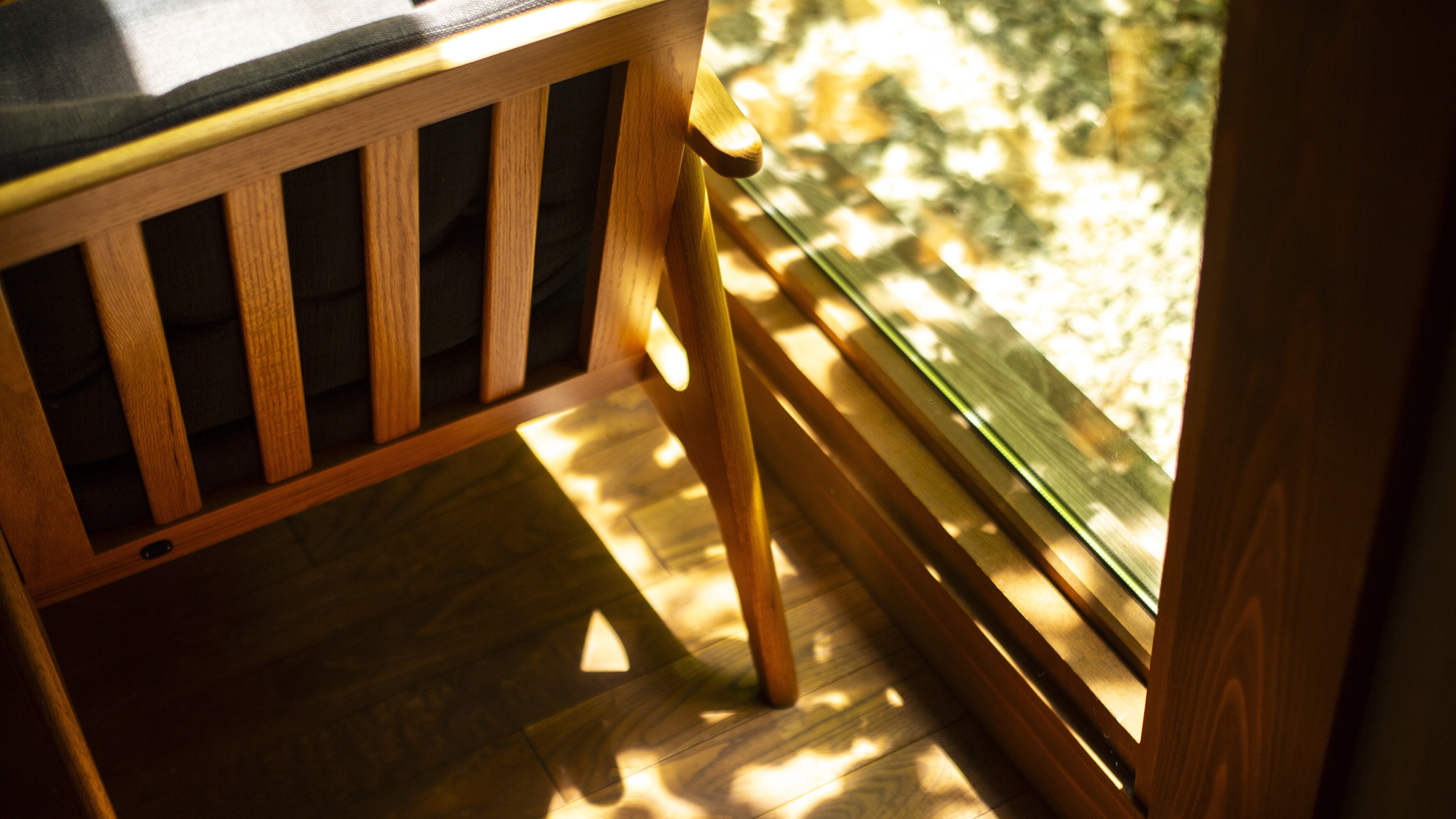[New Wing/Fuyuka] A comfortable Japanese-Western style room with plenty of wood throughout. Comes with a private courtyard garden and wooden deck.